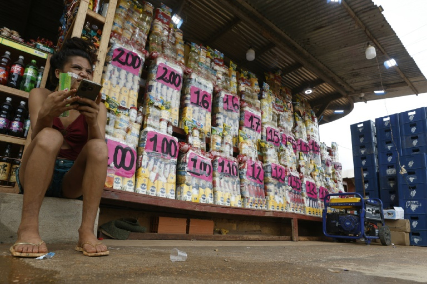 Des prix affichés en grammes d'or dans un magasin de la ville mnière d'El Dorado, dans l'Etat de Bolivar, le 24 mai 2025 au Venezuela © Pedro MATTEY