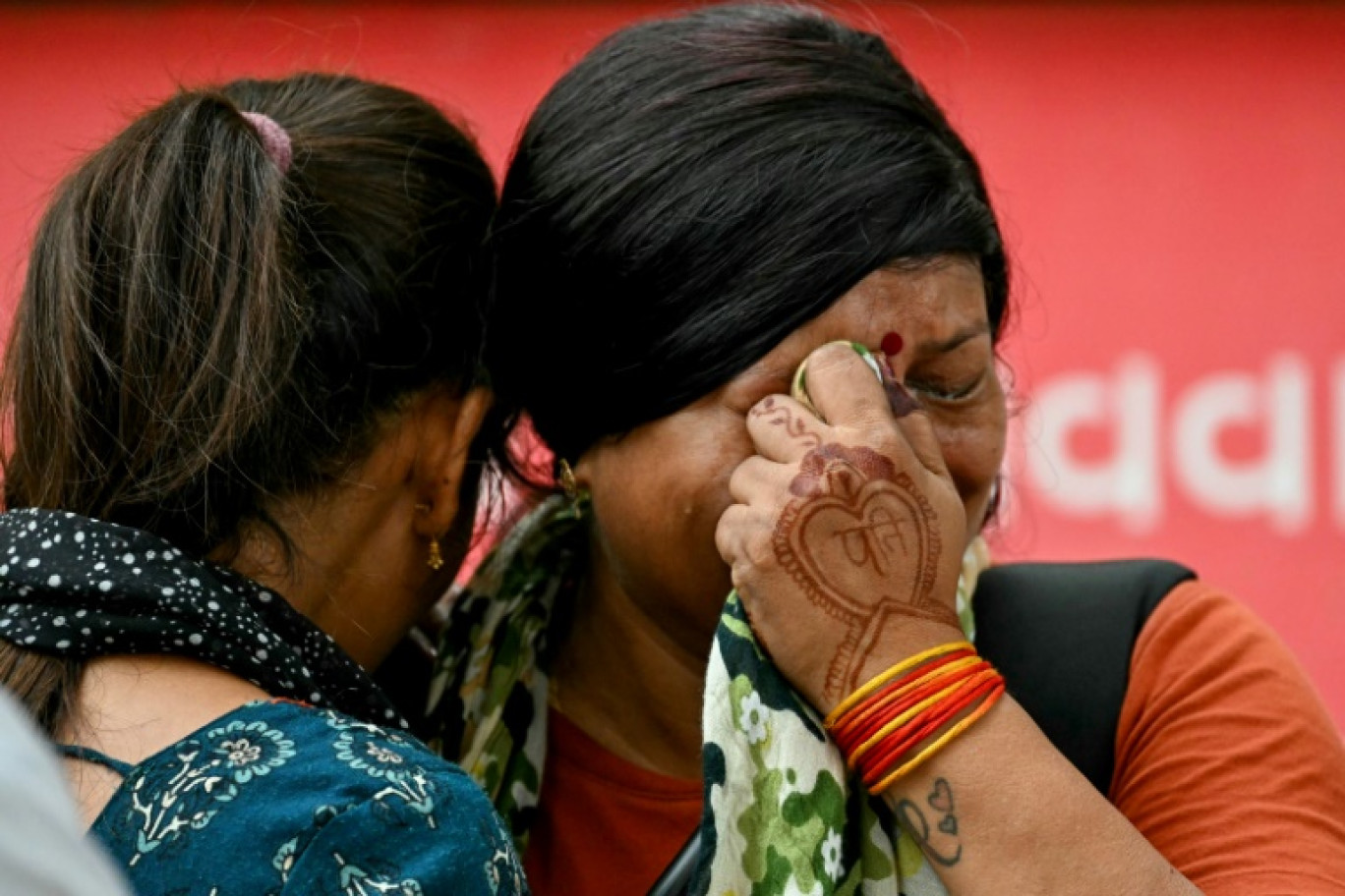 Des femmes pleurent la mort de leurs proches au lendemain du crash du vol Air India 171, à Ahmedabad le 13 juin 2025 © Punit PARANJPE