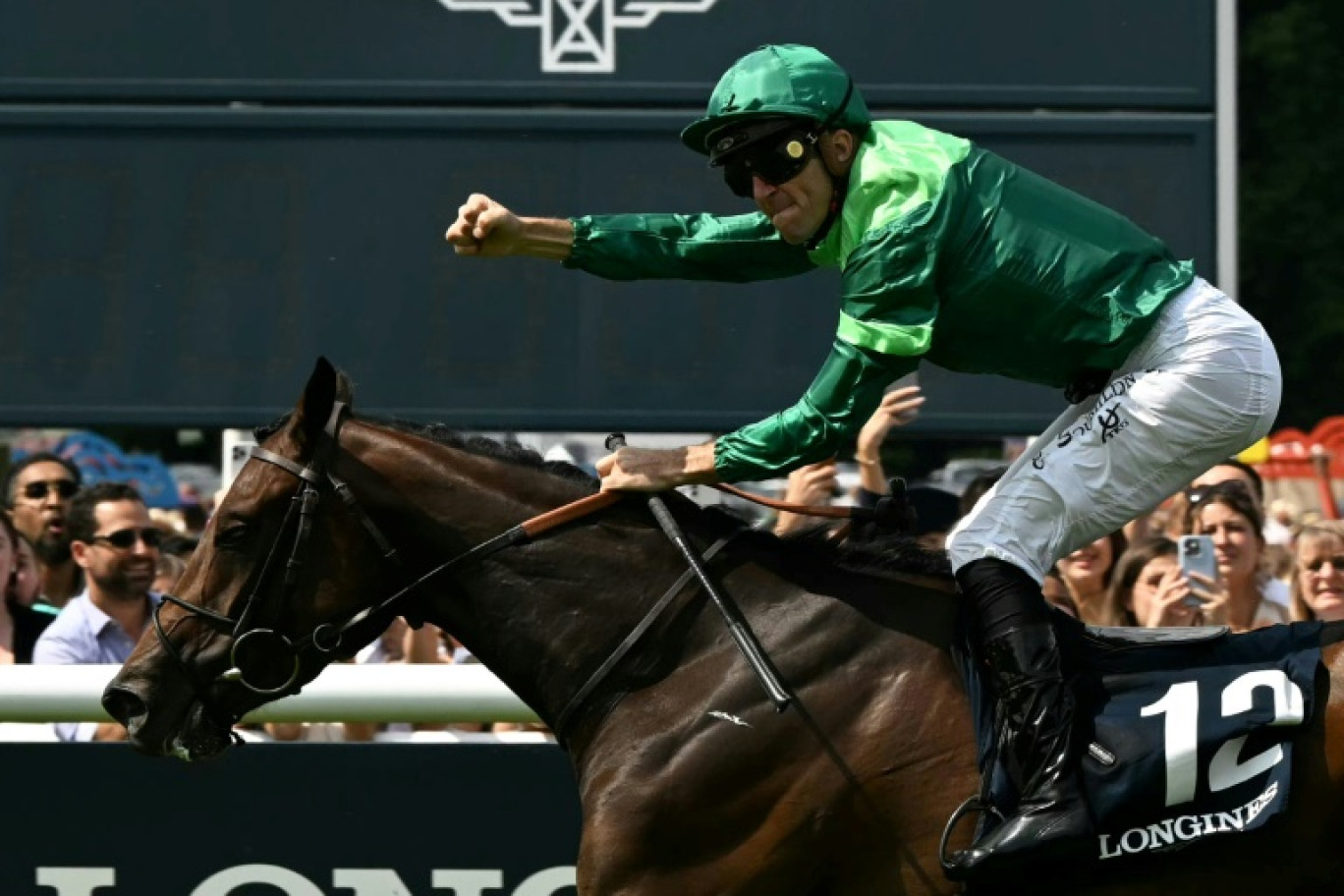 Le Belge Christophe Soumillon, sur la pouliche française de trois ans Gezora, remporte le Prix de Diane, le 15 juin 2025 à Chantilly, dans l'Oise © Hugo MATHY
