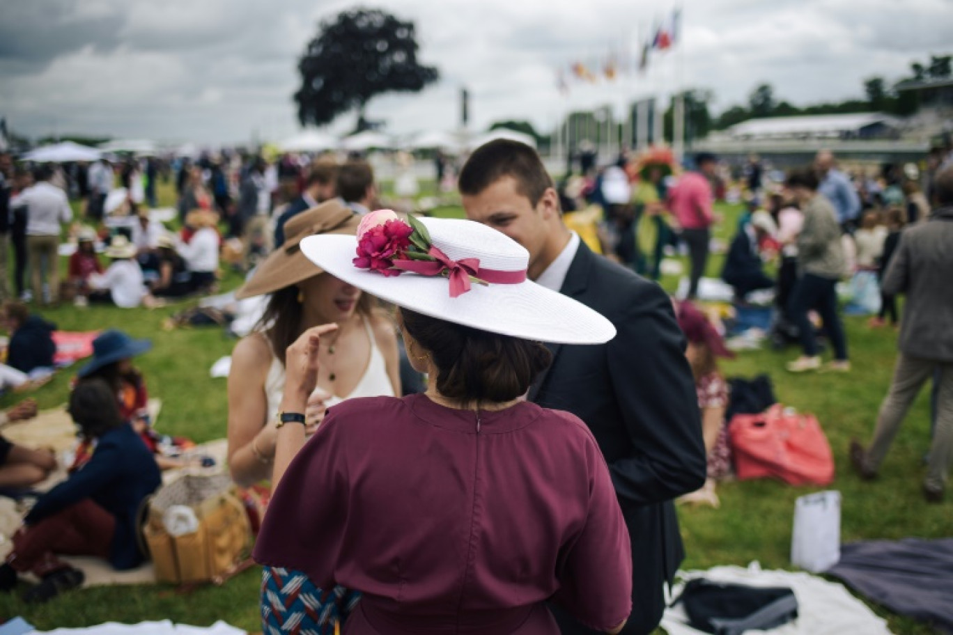 Des spectateurs avant le 169e Prix de Diane, le 17 juin 2018 à Chantilly, au nord de Paris © LUCAS BARIOULET