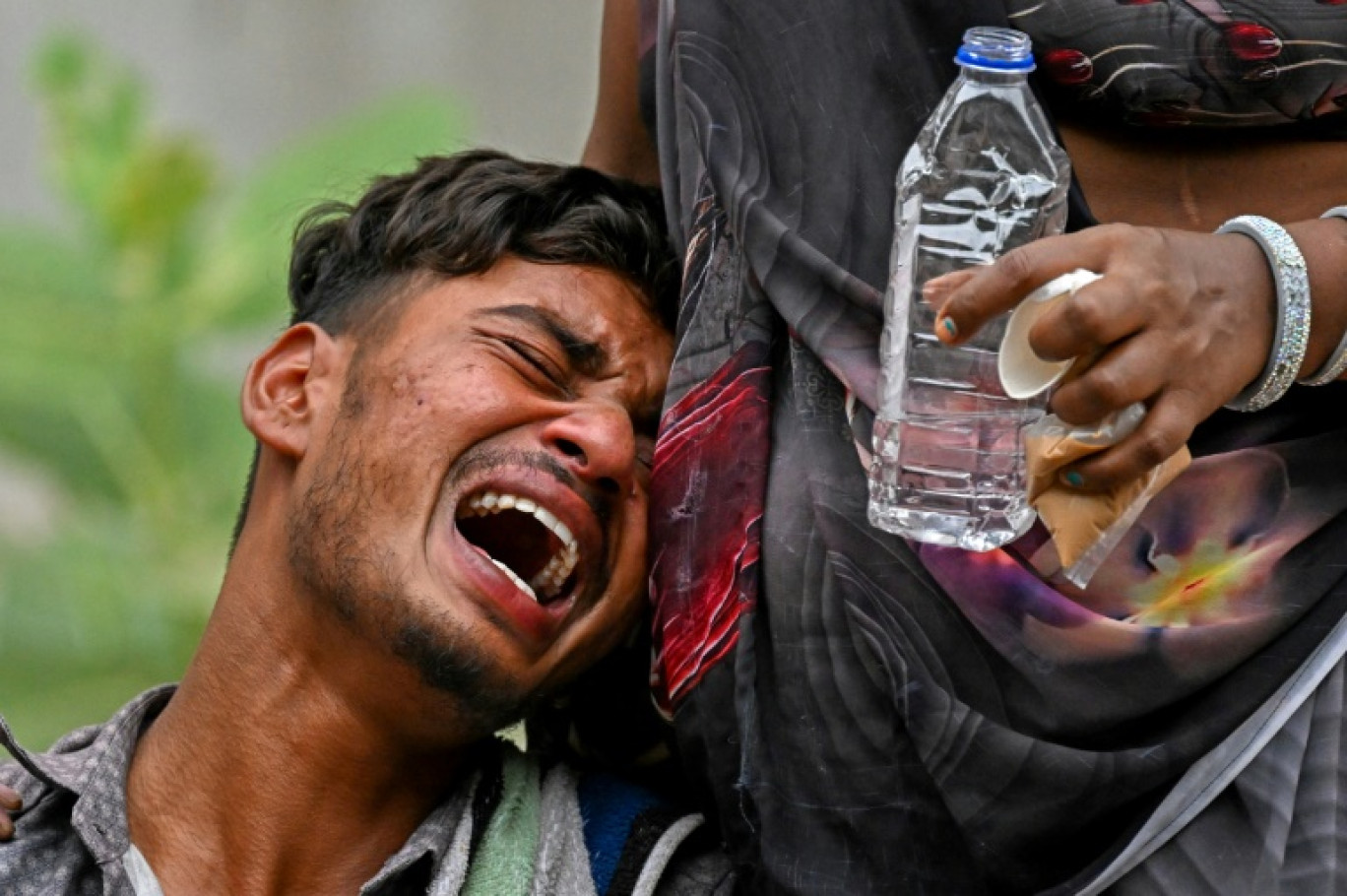 Kalpesh Patni pleure la mort de son frère de 14 ans Akash Patni, à Ahmedabad le 13 juin 2025 © Punit PARANJPE