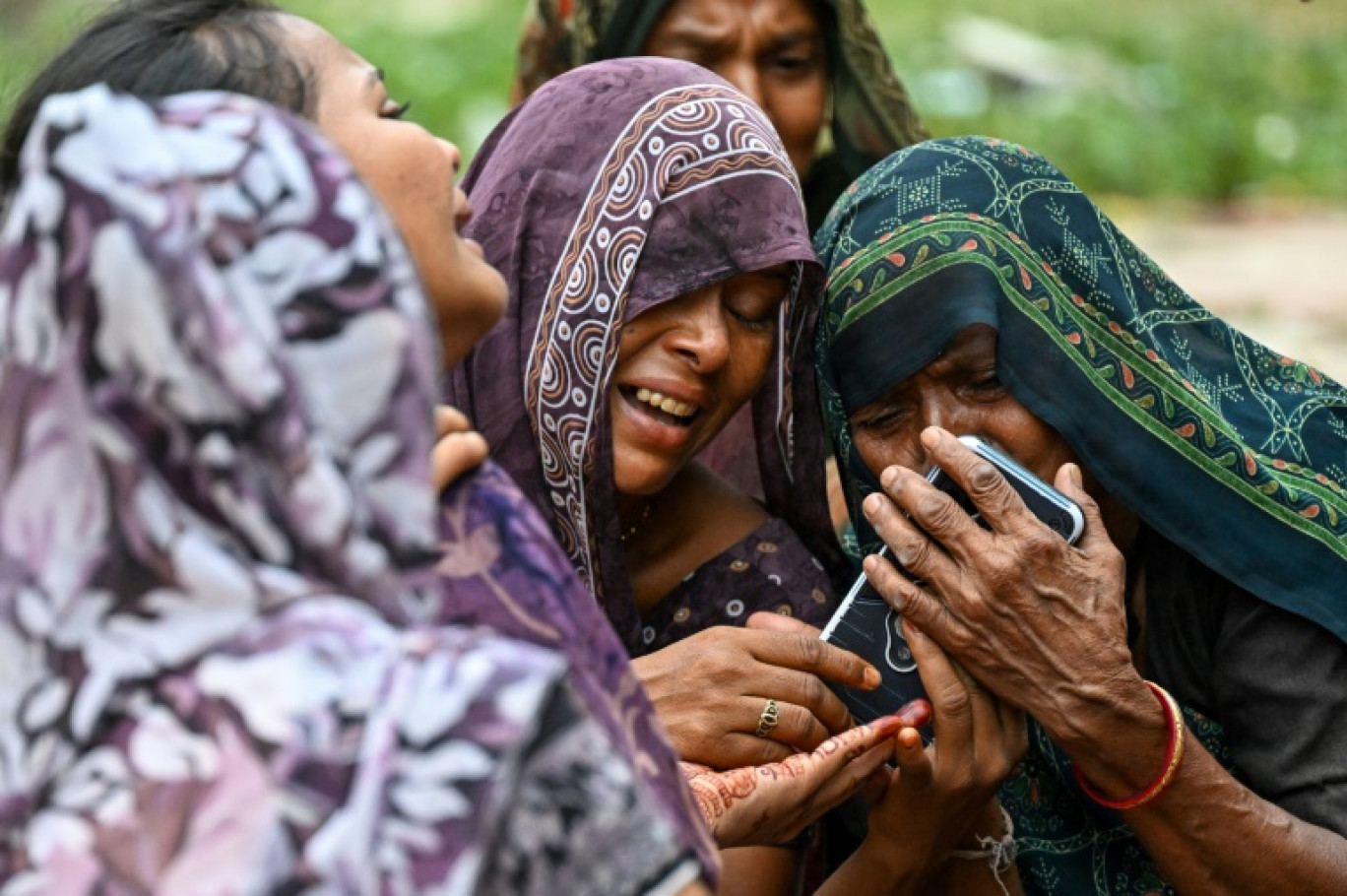 Des proches pleurent la mort d'Akash Patni, 14 ans, à Ahmedabad le 13 juin 2025 © Punit PARANJPE