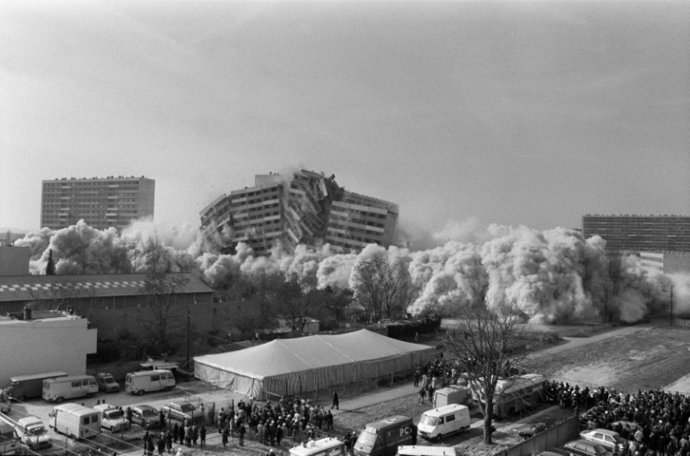 Démolition à l'explosif de l'immeuble "Debussy", une barre HLM de la cité des 4.000 à La Courneuve, le 18 février 1986 en Seine-Saint-Denis © PHILIPPE BOUCHON