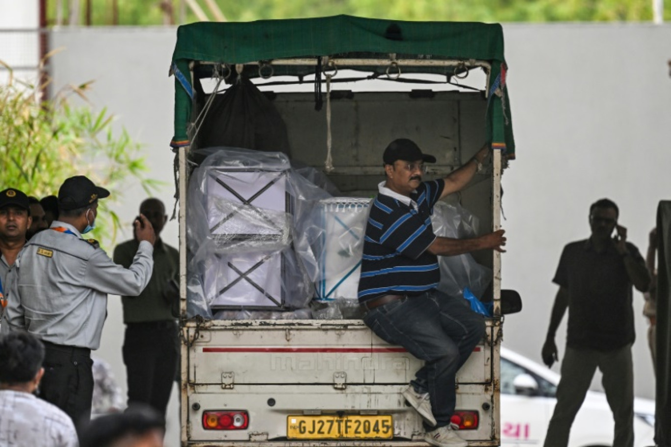 Un camion chargé de cercueils de victimes arrive à la morgue du complexe hospitalier d'Ahmedabad, le 14 juin 2025, après le crash du vol 171 d'Air India dans un quartier résidentiel près de l'aéroport le 12 juin 2025 © Punit PARANJPE