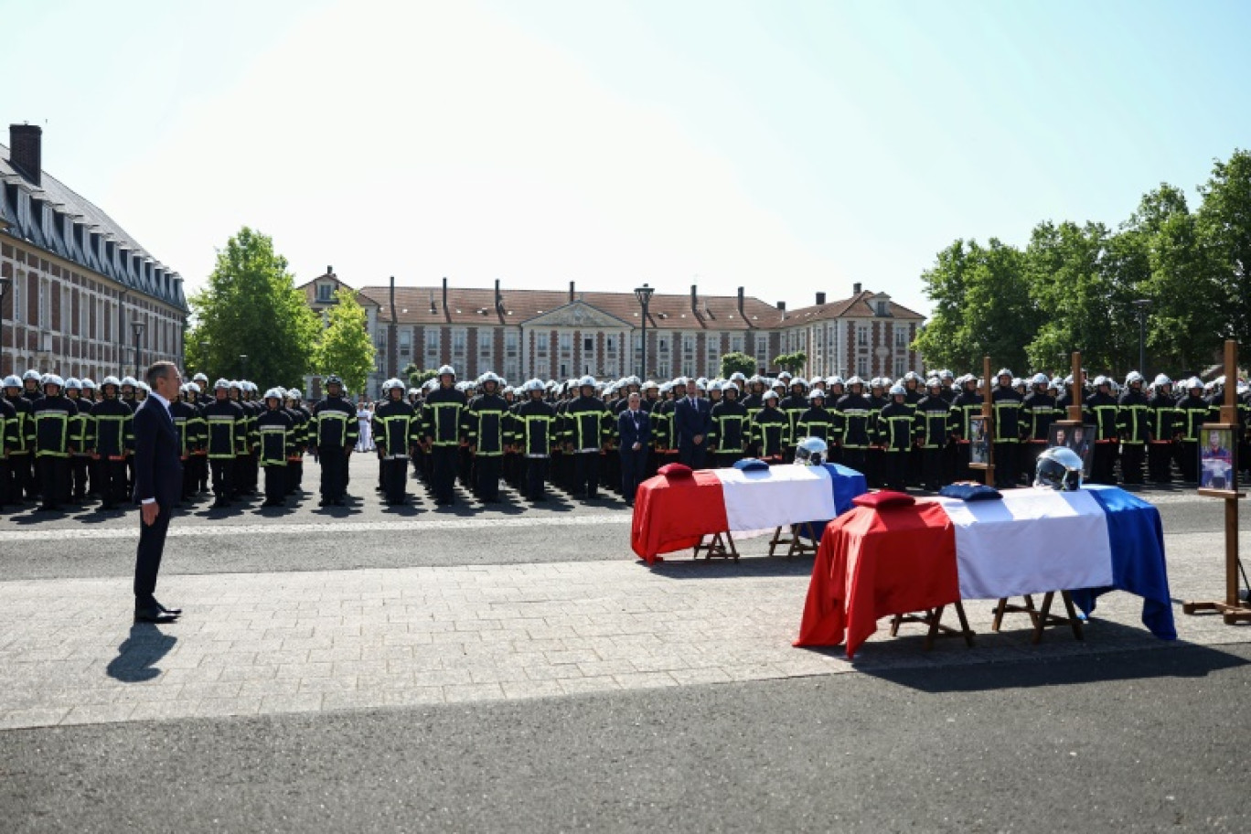 Le ministre de l'Intérieur, à gauche, lors de l'hommage rendu à La Fère, le 16 juin 2025, dans l'Aisne, aux deux sapeurs-pompiers décédés en intervention lors d'un incendie à Laon © Sameer AL-DOUMY