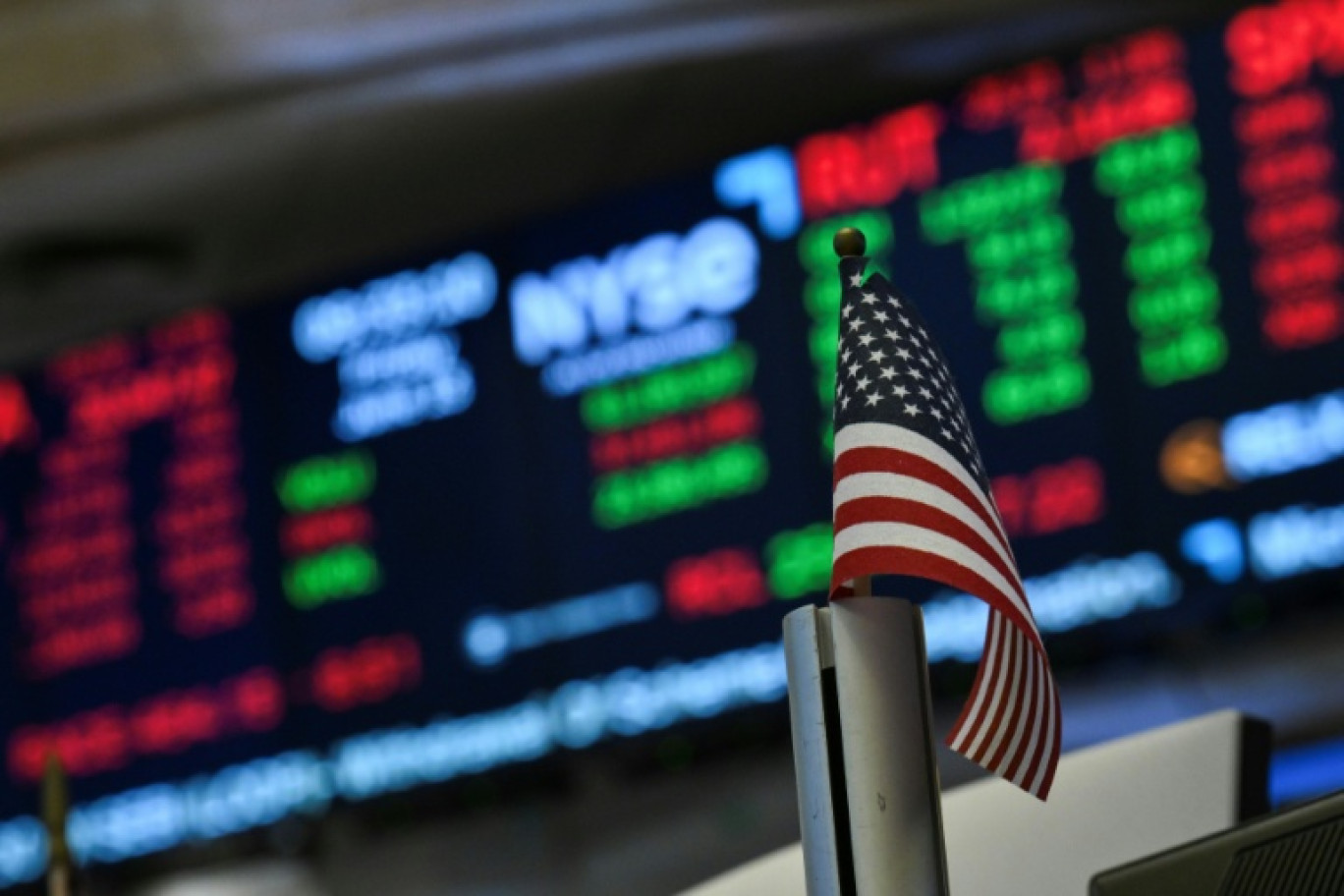 Un drapeau à la Bourse de New York le 13 juin 2025 © ANGELA WEISS