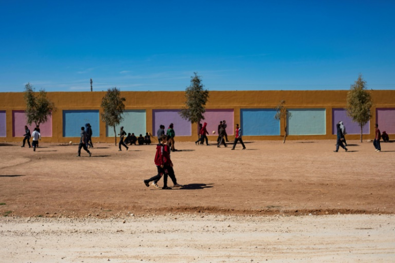 Des enfants de combattants étrangers de l'État islamique (EI) dans une aire de jeux du centre de réhabilitation d'Orkesh, dans le nord-est de la Syrie, le 7 mars 2023 © Delil SOULEIMAN