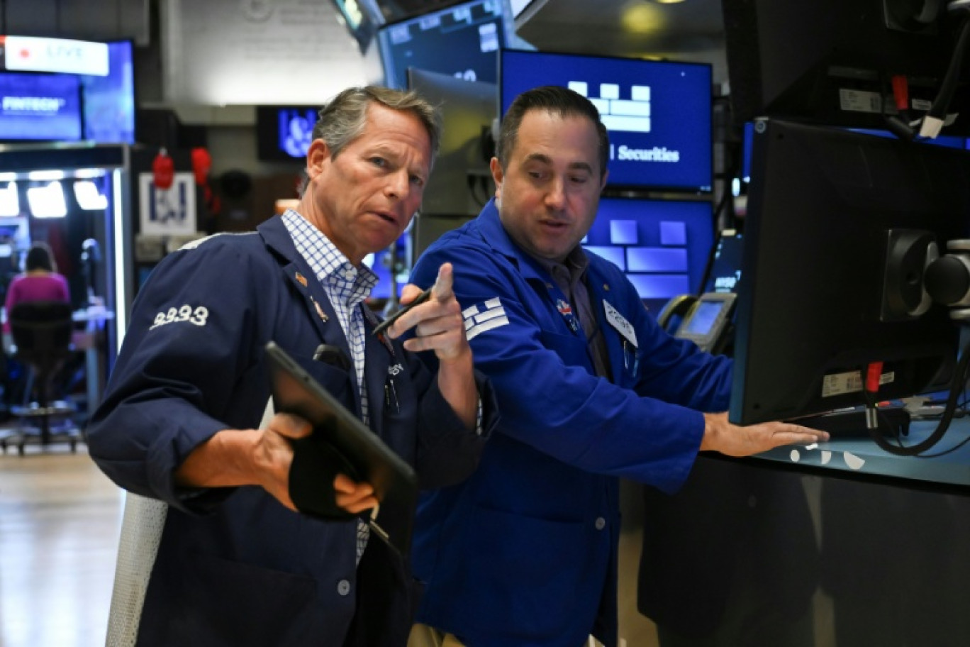 Deux opérateurs à la Bourse de New York le 13 juin 2025. © ANGELA WEISS