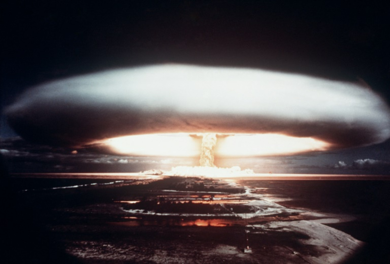 Une explosion nucléaire en 1971 sur l'atoll de Mururoa, en Polynésie française © -