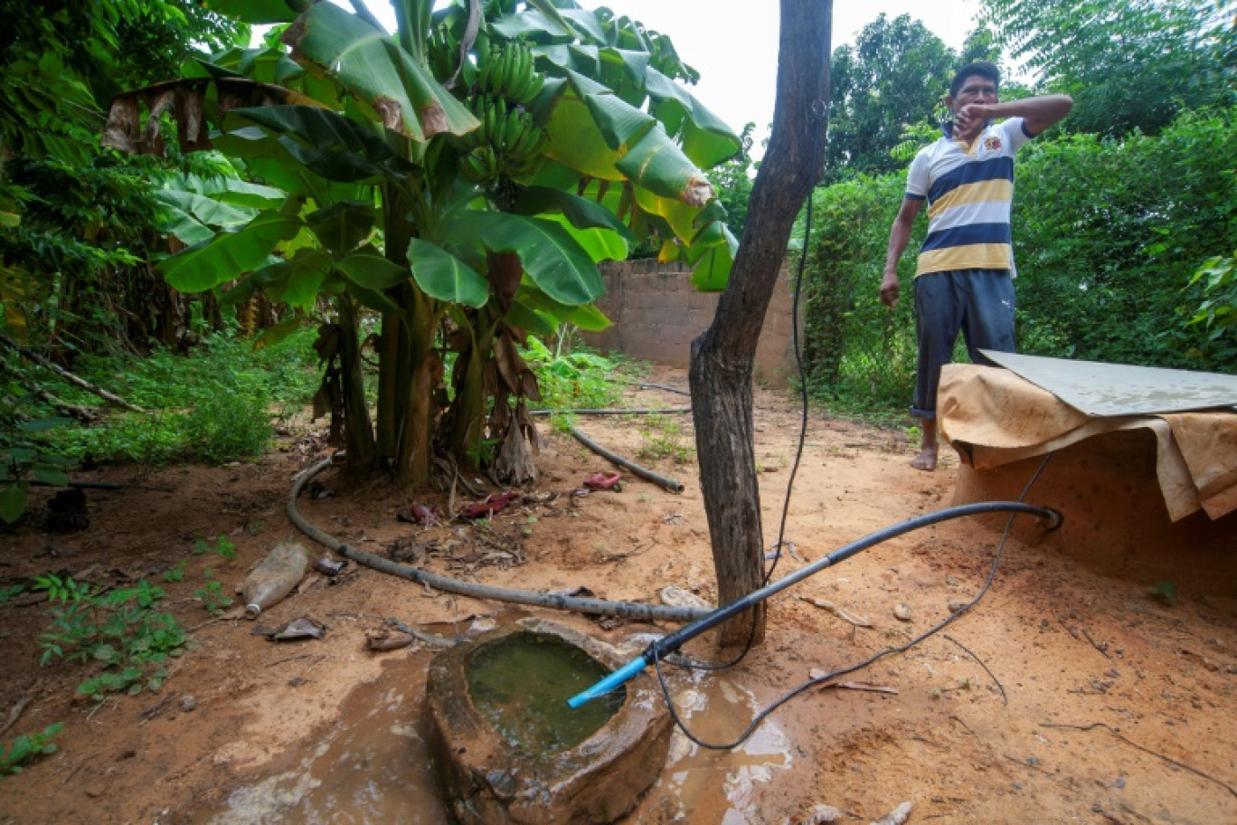 Un homme puise de l'eau d'un puits dans un quartier de Maracaibo, dans l'État de Zulia, au Venezuela, le 21 juin 2025 © Alejandro Paredes