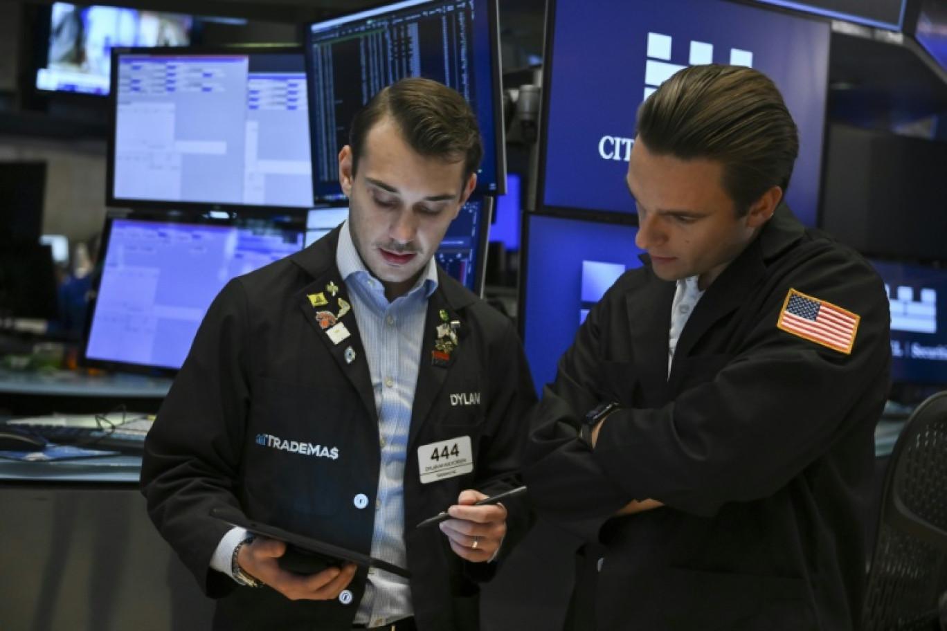 Deux opérateurs à la Bourse de New York le 13 juin 2025. © ANGELA WEISS