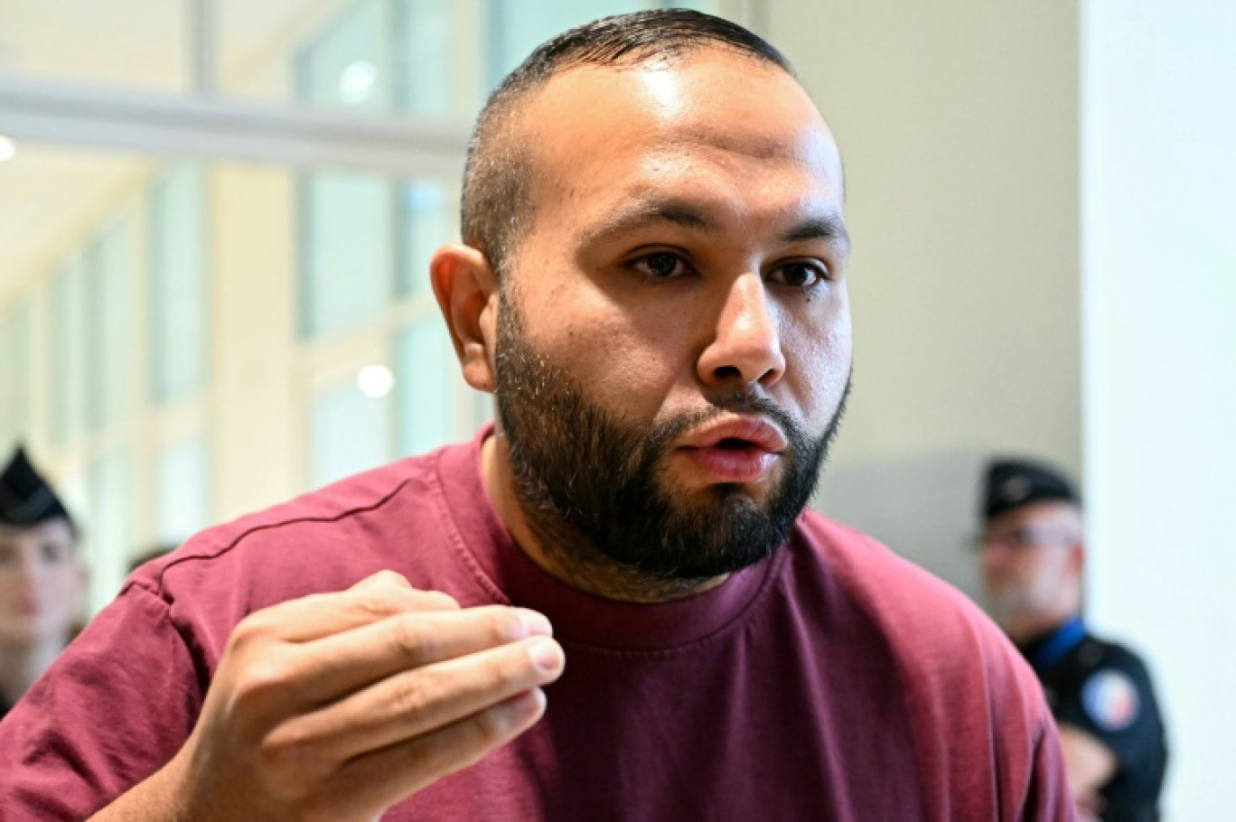 Anasse Kazib s'adressant à la presse avant l'audience le 18 juin 2025 à Paris © Bertrand GUAY