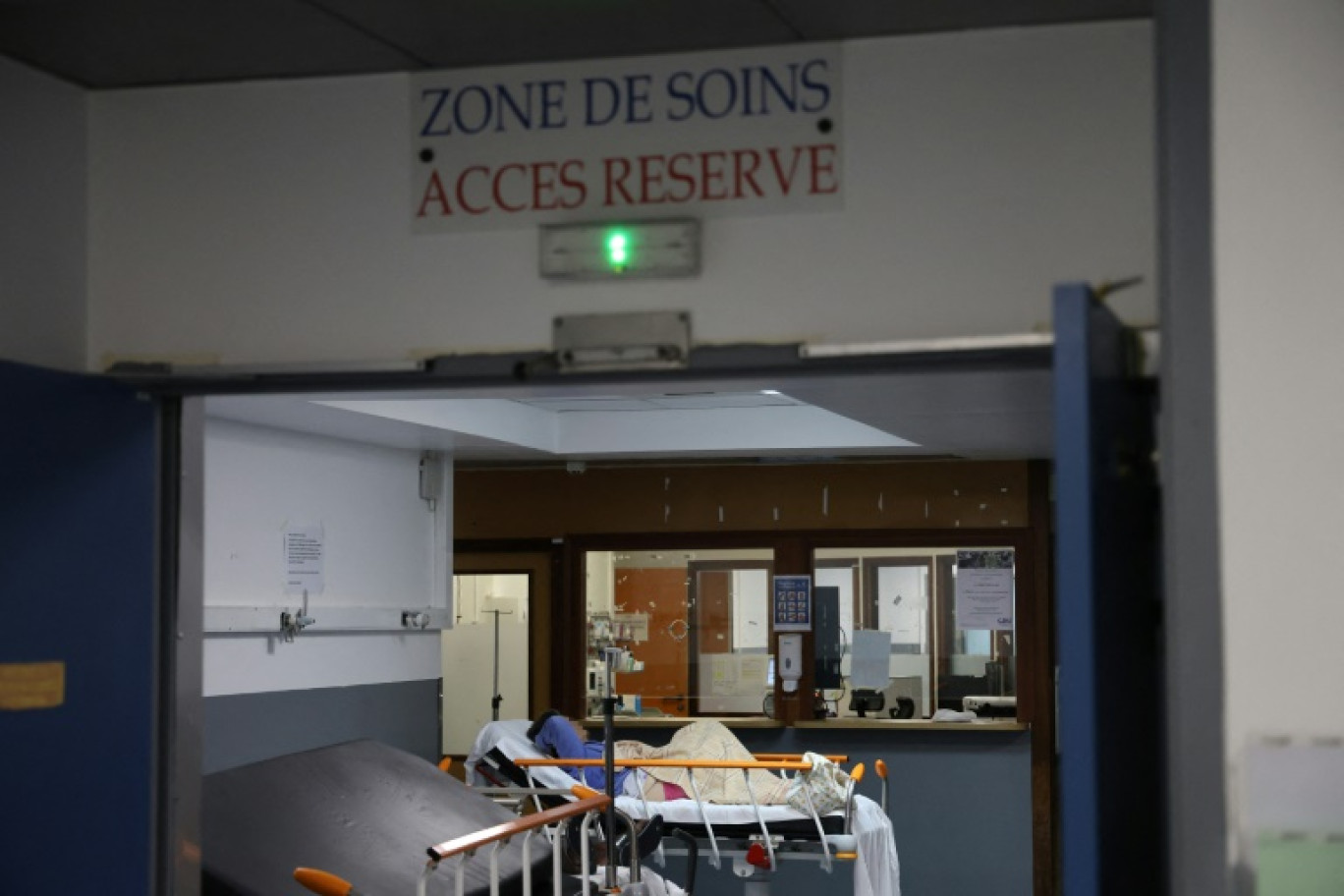 Près des deux tiers des personnes hospitalisées pour un geste auto-infligé en 2024 étaient des femmes, selon le service statistique des ministères sociaux (Drees) - en photo, les urgences du CHU de Saint-Pierre à La Réunion le 2 avril 2025 © RICHARD BOUHET