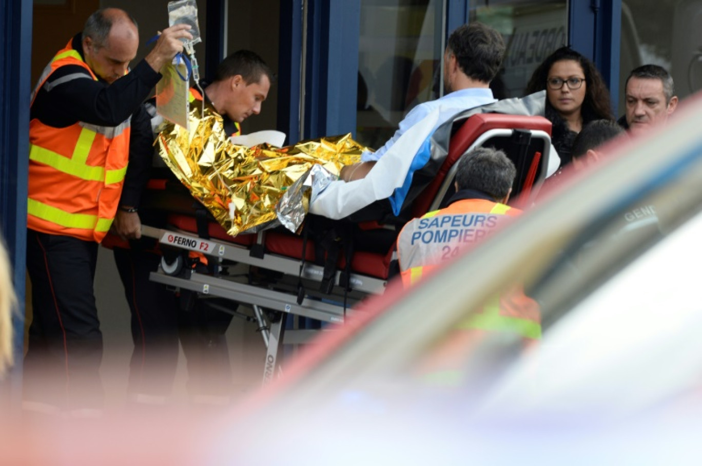 Un pompier évacue un blessé dans l'accident de Puisseguin, le 23 octobre 2015 © JEAN-PIERRE MULLER