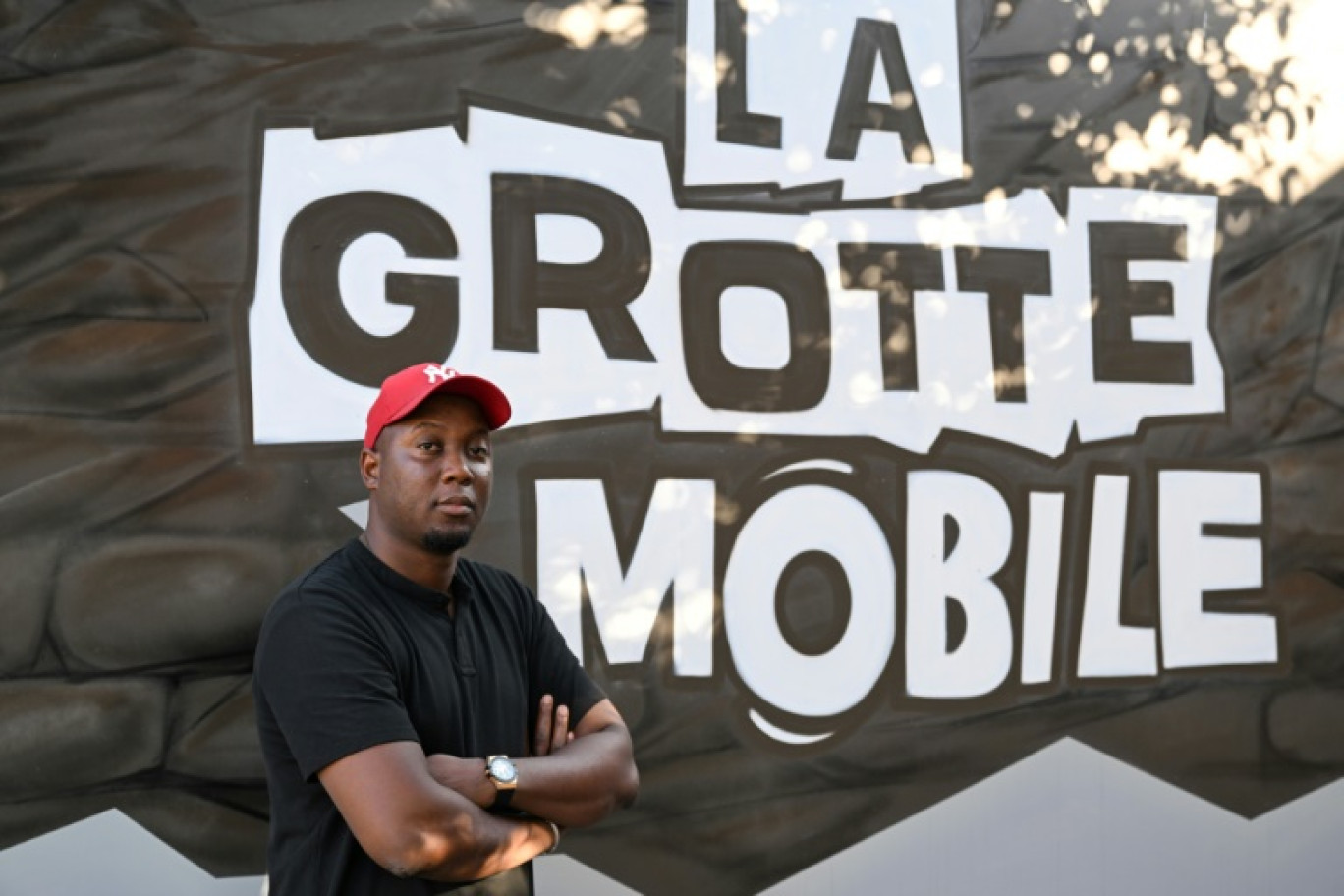 Adama Camara, un ex-détenu qui a reconstitué, dans un camion, son ancienne cellule pour "sensibiliser" les jeunes à la vie en prison, le 11 juin 2025 à Drancy, en Seine-Saint-Denis © Hugo MATHY