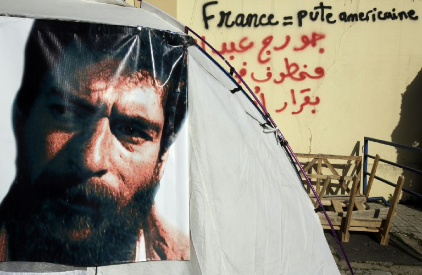 Un portrait du Libanais Georges Ibrahim Abdallah sur une tente installée par ses soutiens devant l'ambassade de France à Beyrouth, au Liban, le 17 janvier 2013 © JOSEPH EID
