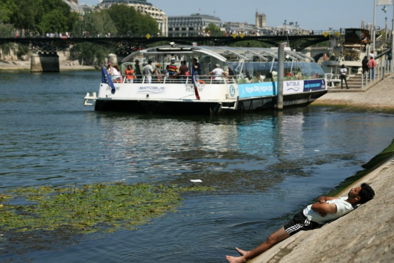 Un homme se rafraîchit sur une berge de la Seine, à Paris, alors qu'une vague de chaleur frappe la France, le 19 juin 2025 © Thomas SAMSON