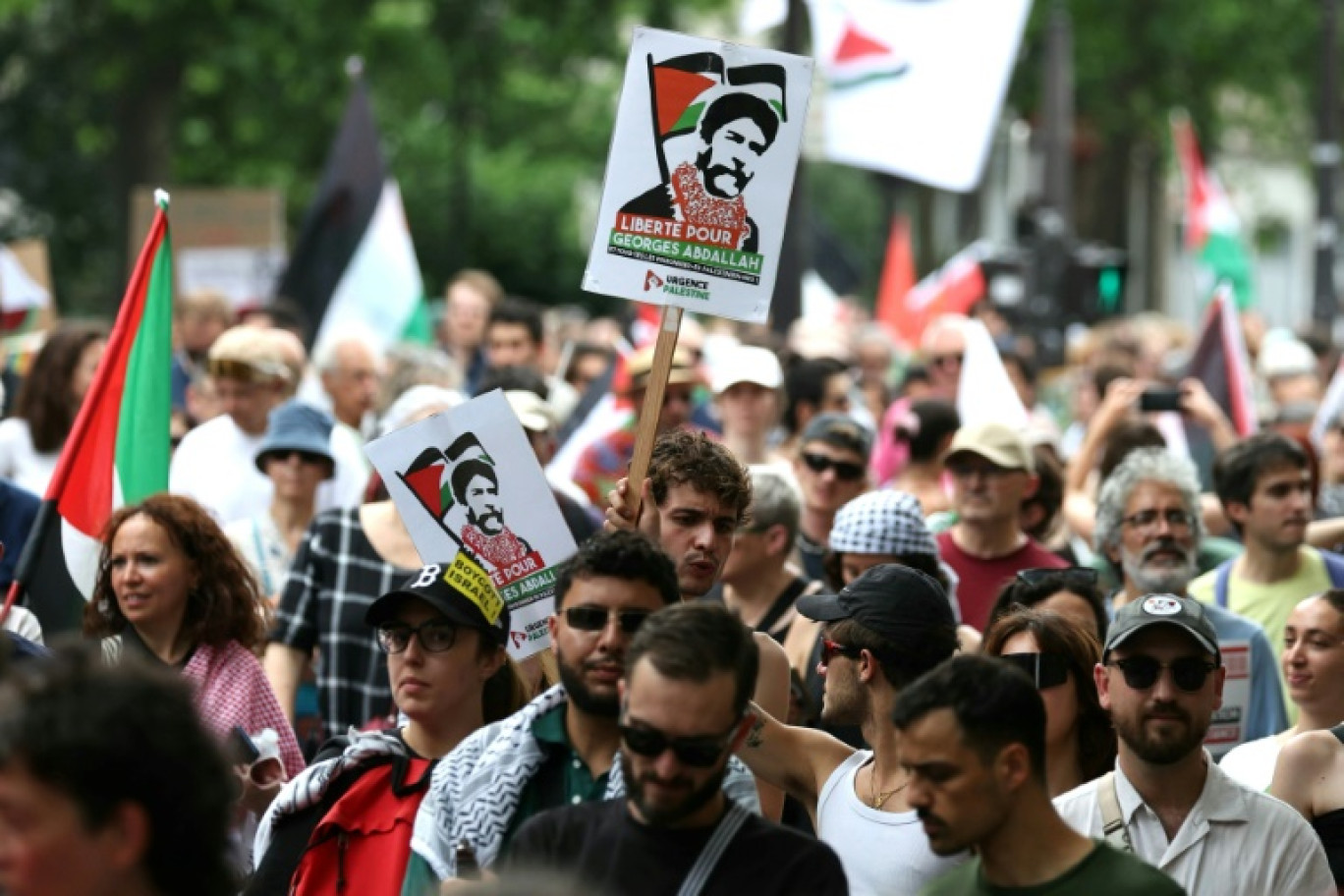 Des manifestants tiennent des pancartes pour réclamer la libération du Libanais Georges Ibrahim Abdallah durant une manifestation propalestinienne le 14 juin 2025 à Paris © Thomas SAMSON