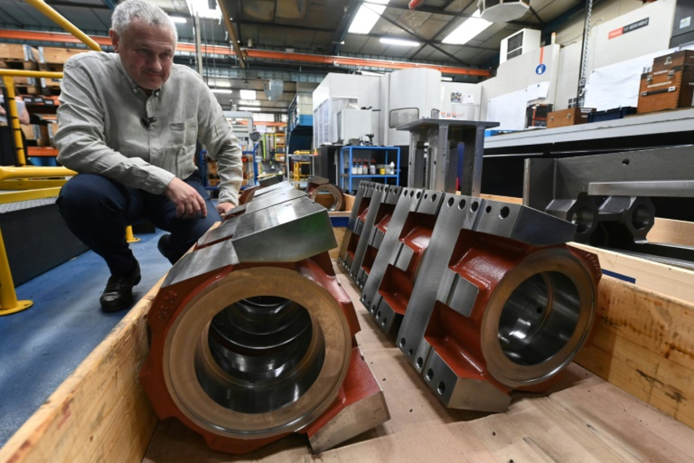 Bruno Grandjean, PDG de Redex, inspecte des plaques d'entraînement d'axes avant leur expédition, à Ferrières-en-Gâtinais, le 18 juin 2025 dans le Loiret © JEAN-FRANCOIS MONIER