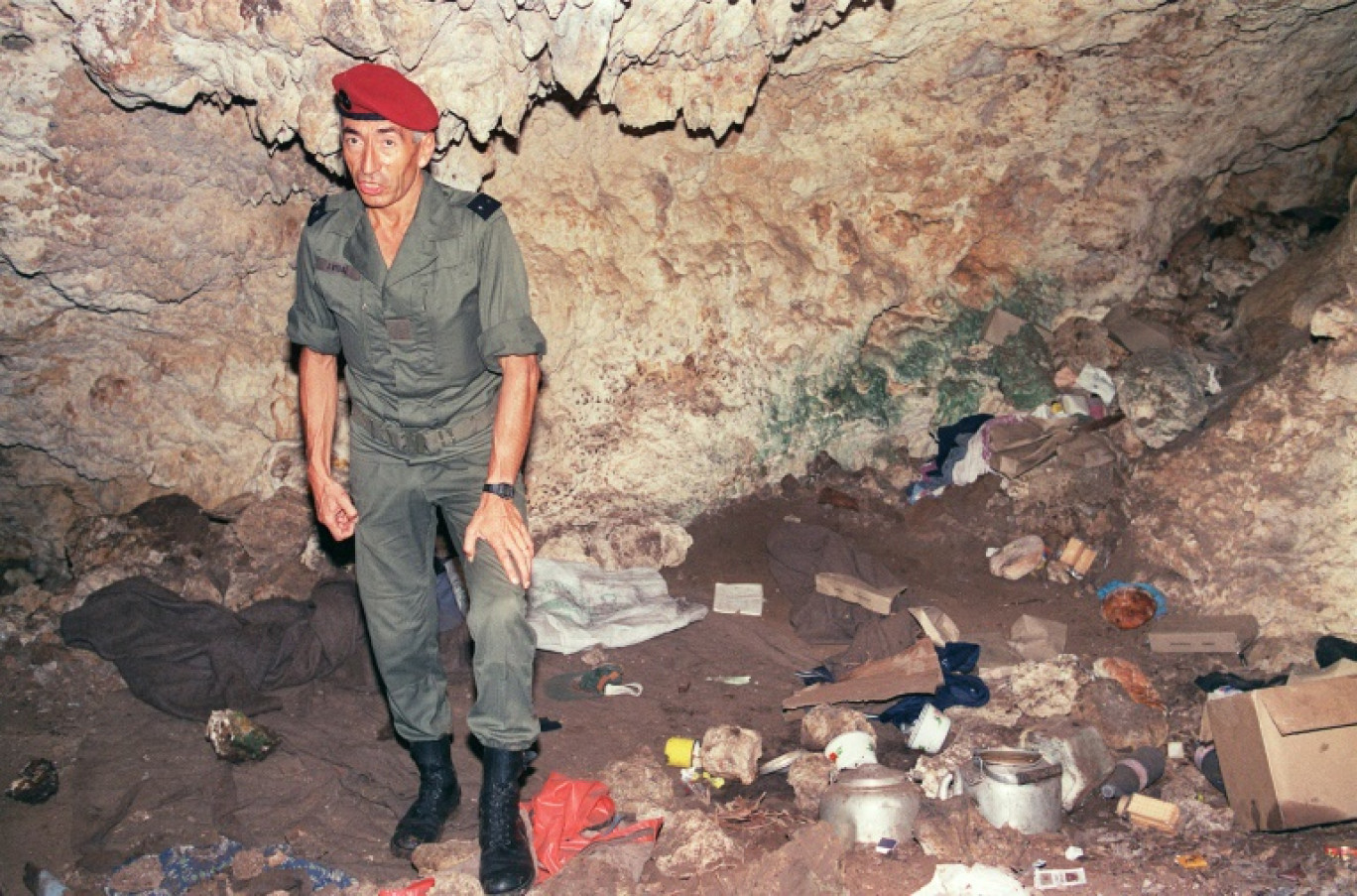 Le général Jacques Vidal pose le 6 mai 1988 dans la grotte de Gossanah, à Ouvéa, en Nouvelle-Calédonie, au lendemain de l'assaut du 05 mai 1988 a fait 21 morts, 19 Kanaks et deux militaires © -