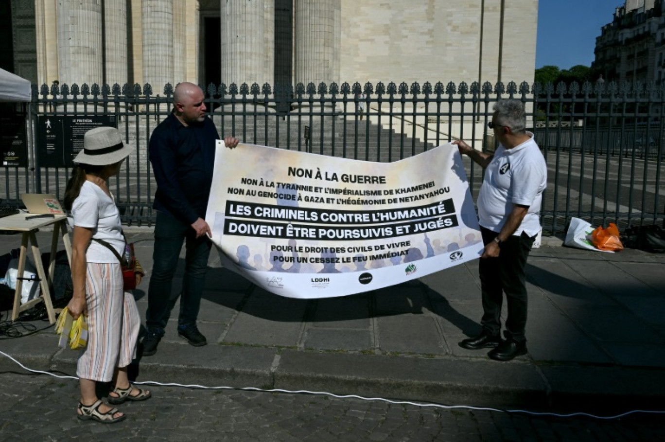 Des manifestants durant un rassemblement pour dénoncer le conflit en Iran, à Paris le 19 juin 2025 © MARTIN LELIEVRE
