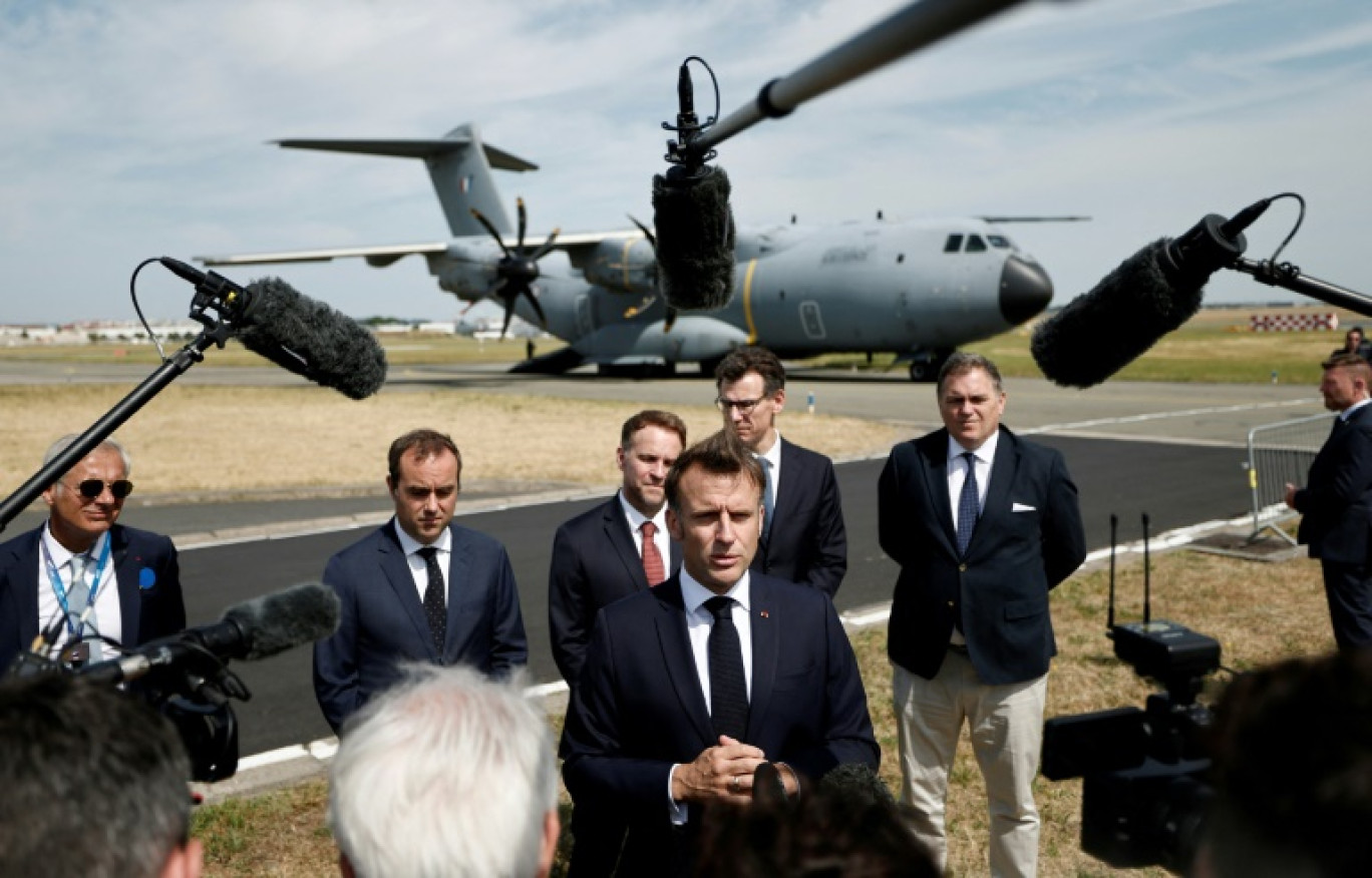 Le président français Emmanuel Macron (C) au salon aéronautique du Bourget le 20 juin 2025 © Benoit Tessier