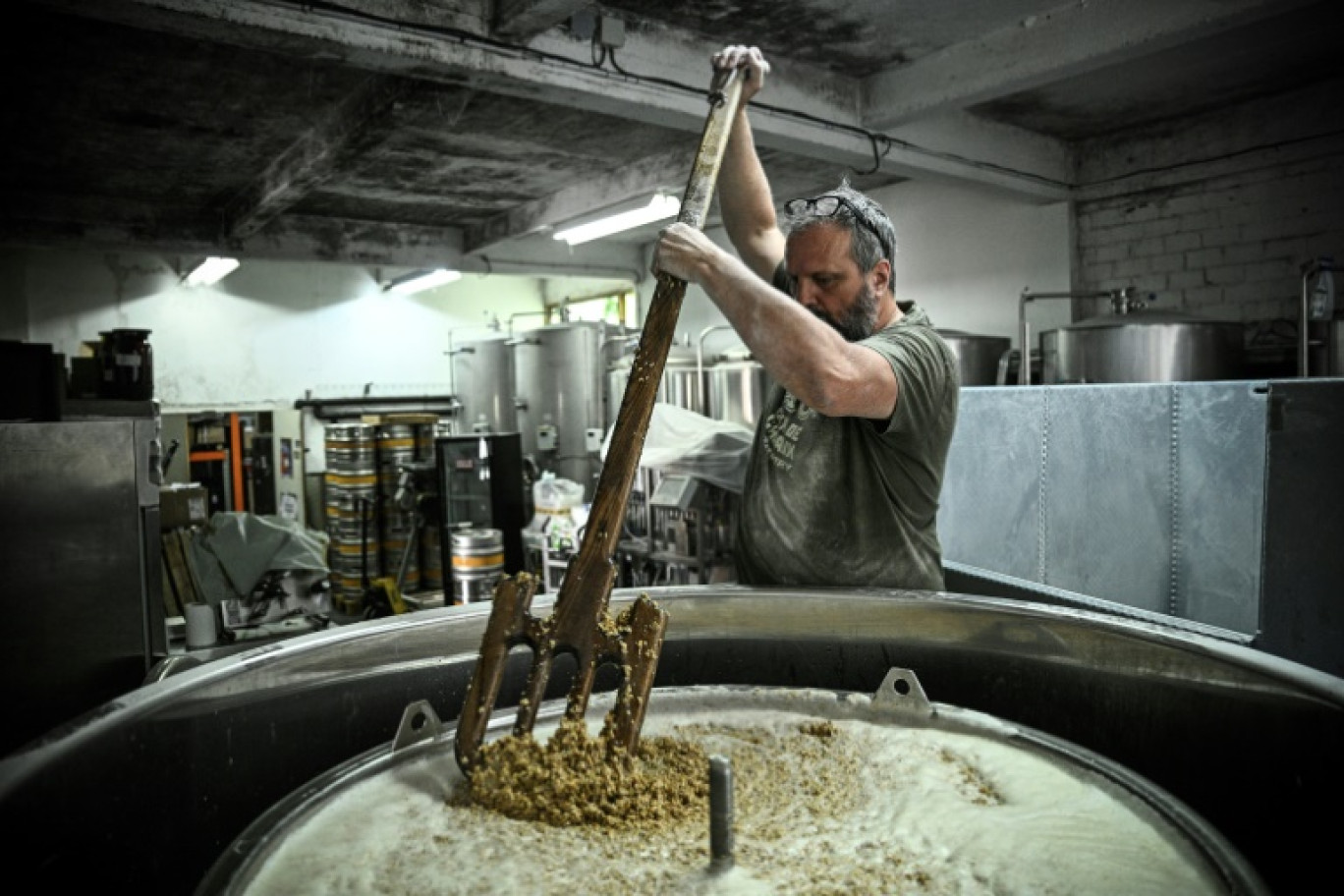 Un employé lors d'une opération de brassage, le 20 juin 2025 dans la Brasserie Croix de Chavaux à Montreuil, en Seine-Saint-Denis © JULIEN DE ROSA