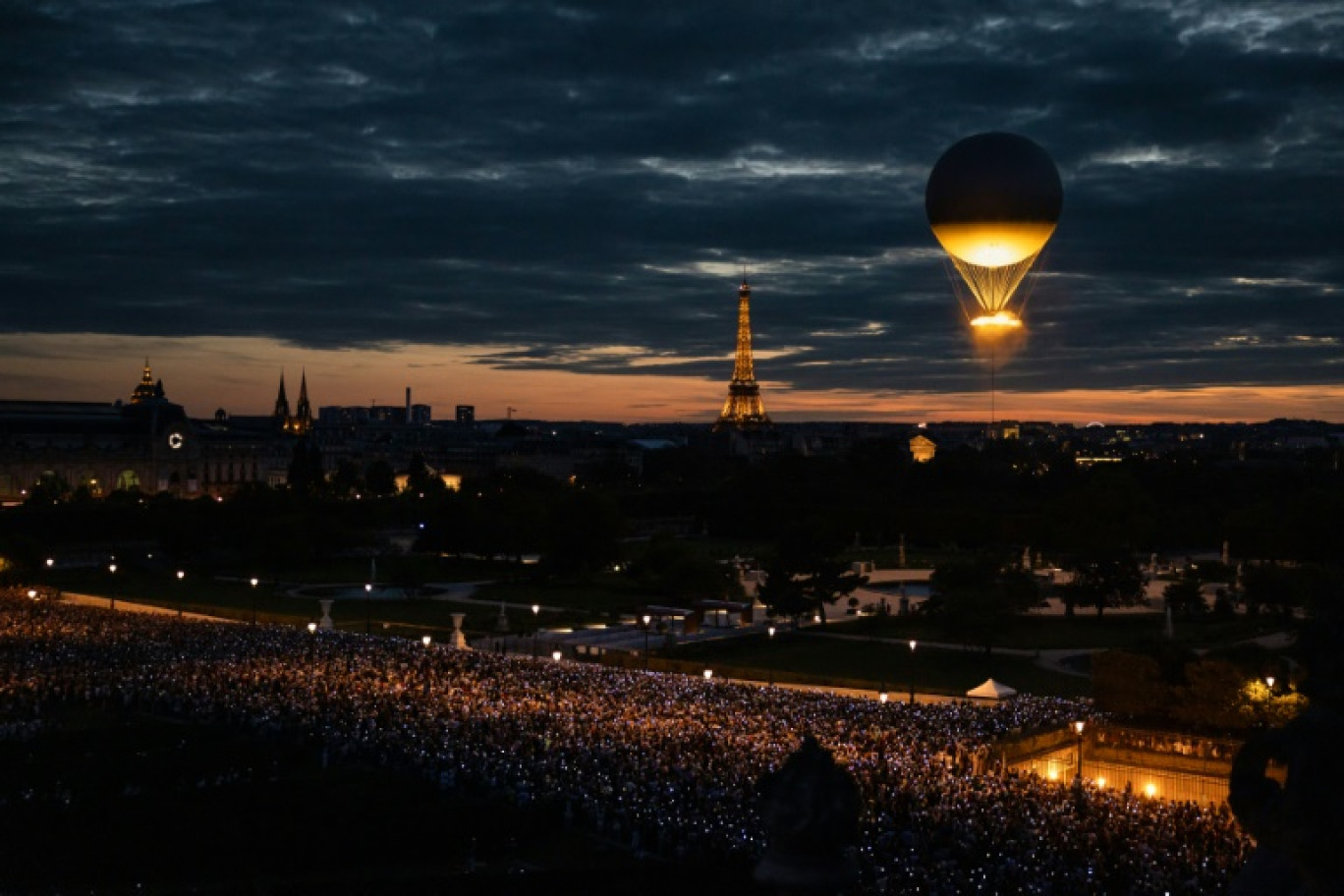 Des participants à la Fête de la musique en pleine vague de chaleur, le 21 juin 2025 à Paris © ROMAIN PERROCHEAU