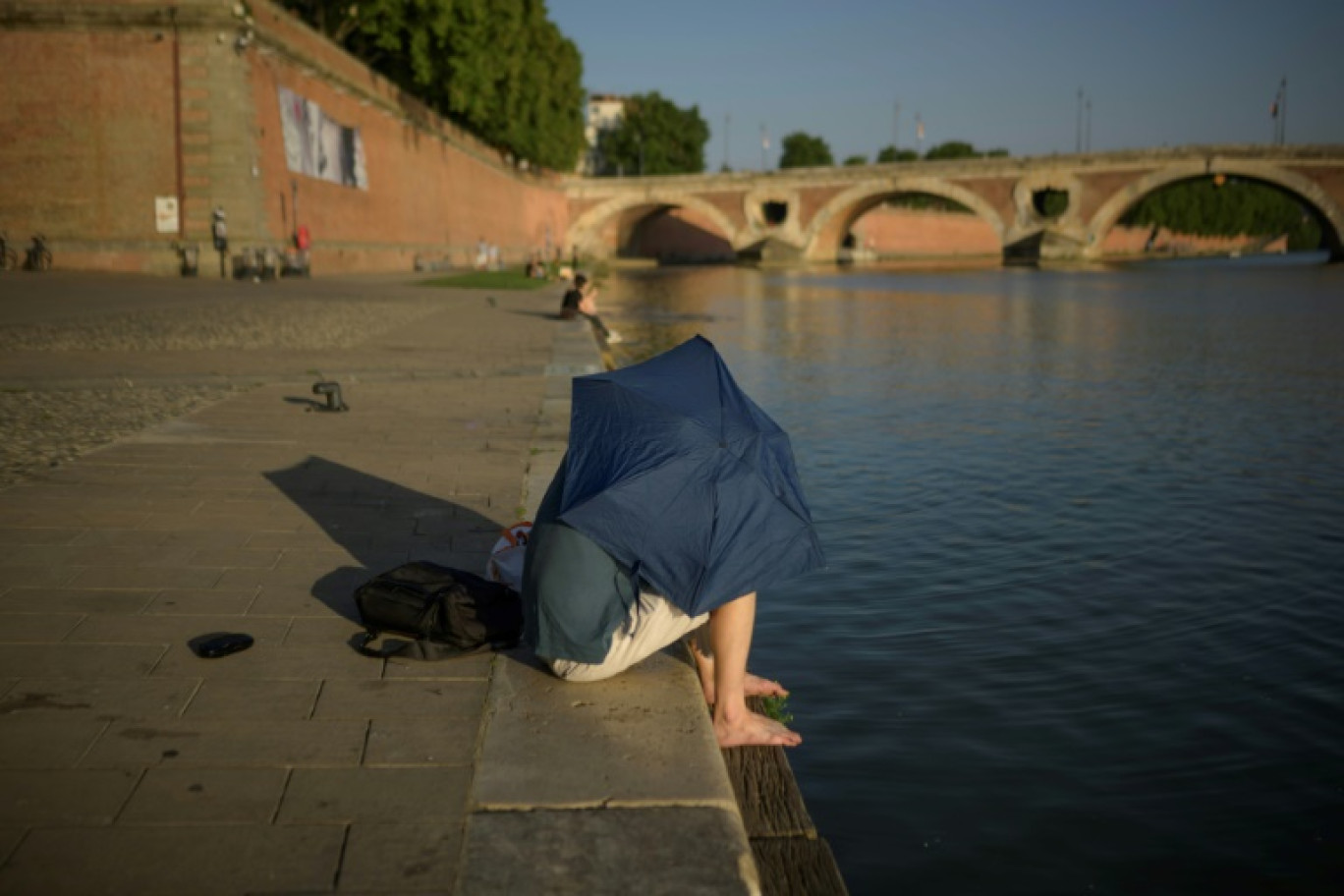 Un homme se protège du soleil, le 20 juin 2025 à Toulouse © Ed JONES