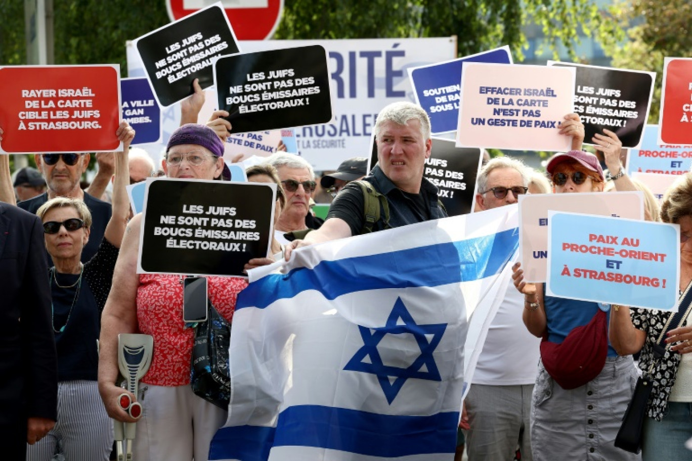Des manifestants protestent contre le projet de jumelage de la ville de Strasbourg avec le camp palestinien d'Aïda, le 23 juin 2025 à Strasbourg © FREDERICK FLORIN