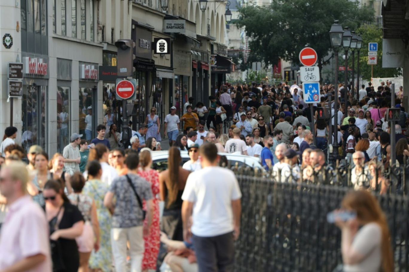 Des gens se rassemblent pour la Fête de la musique, le 21 juin 2025 à Paris © ROMAIN PERROCHEAU
