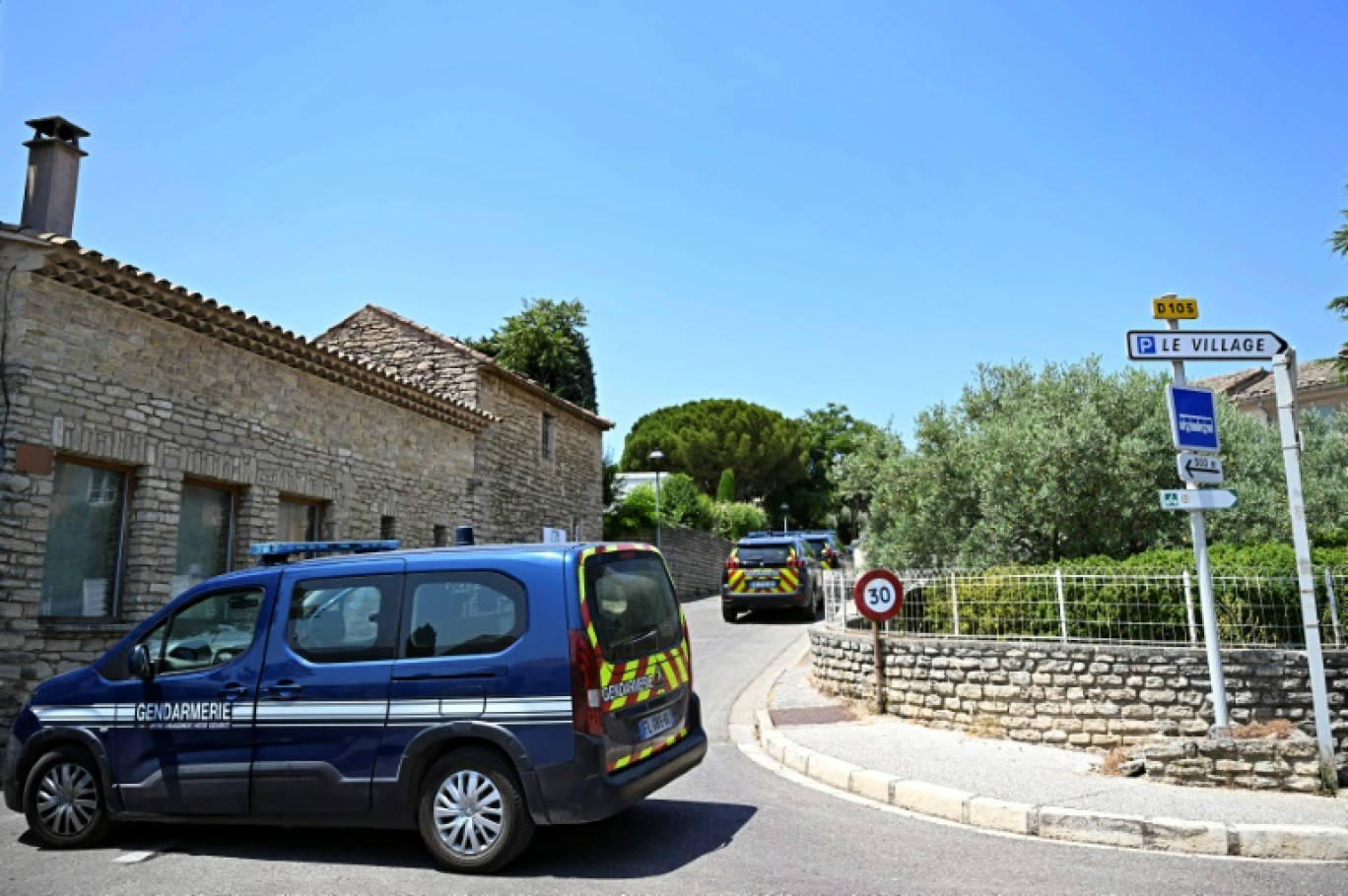 Des gendarmes bouclent un périmètre à Goult, dans le Vaucluse, où deux personnes sont mortes et trois autres gravement blessées après des tirs lors d'un mariage, le 22 juin 2025 © Gabriel BOUYS