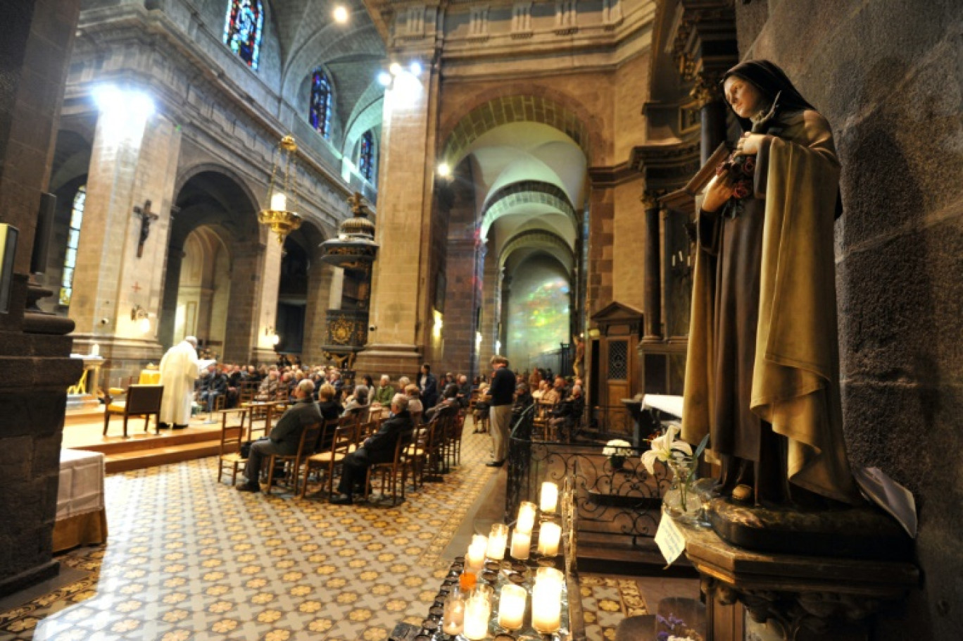 Des séminaristes de la communauté Saint-Martin lors de leur ordination à la basilique Notre-Dame de l'Épine à Évron, le 24 juin 2017 © DAMIEN MEYER