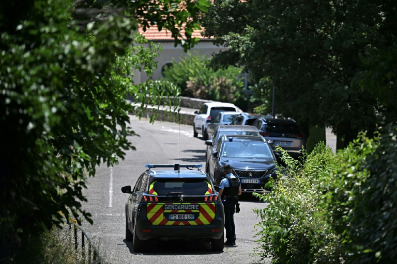 Des gendarmes sécurisent les lieux d'une fusillade mortelle lors d'une fête de mariage à Goult, dans le Vaucluse, le 22 juin 2025 © Gabriel BOUYS