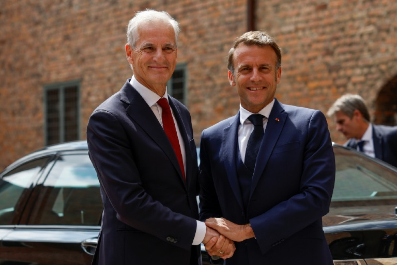 Le président français Emmanuel Macron (d) accueilli par le Premier ministre norvégien Jonas Gahr Støre à la forteresse Akershus à Oslo, le 23 juin 2025 en Norvège © Odd ANDERSEN