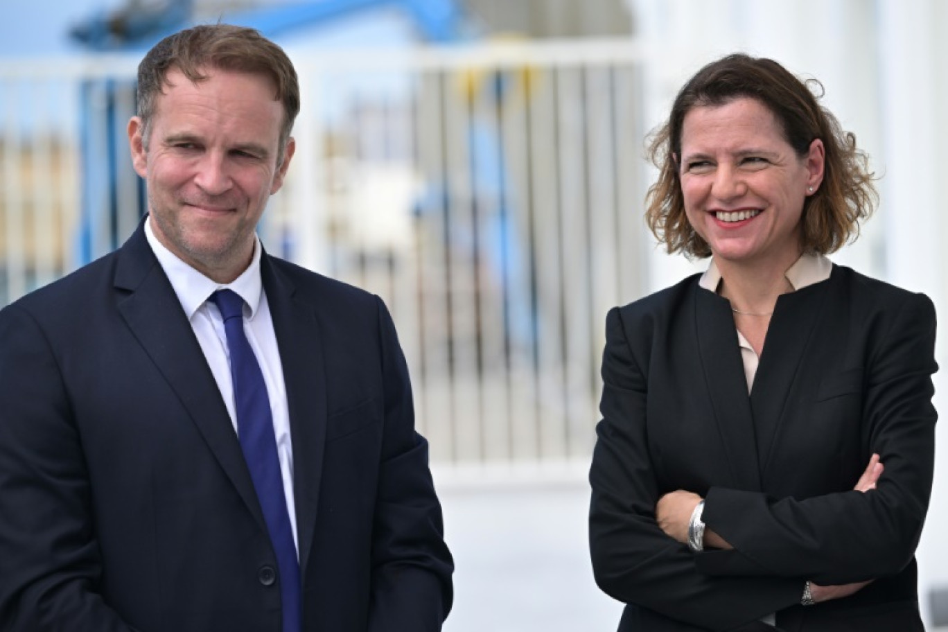 Le ministre de l'Energie Marc Ferracci et la directrice générale d'Engie Catherine MacGregor, lors d'une visite à parc éolien de Yeu-Noirmoutier, en Vendée, le 23 juin 2025 © Damien MEYER