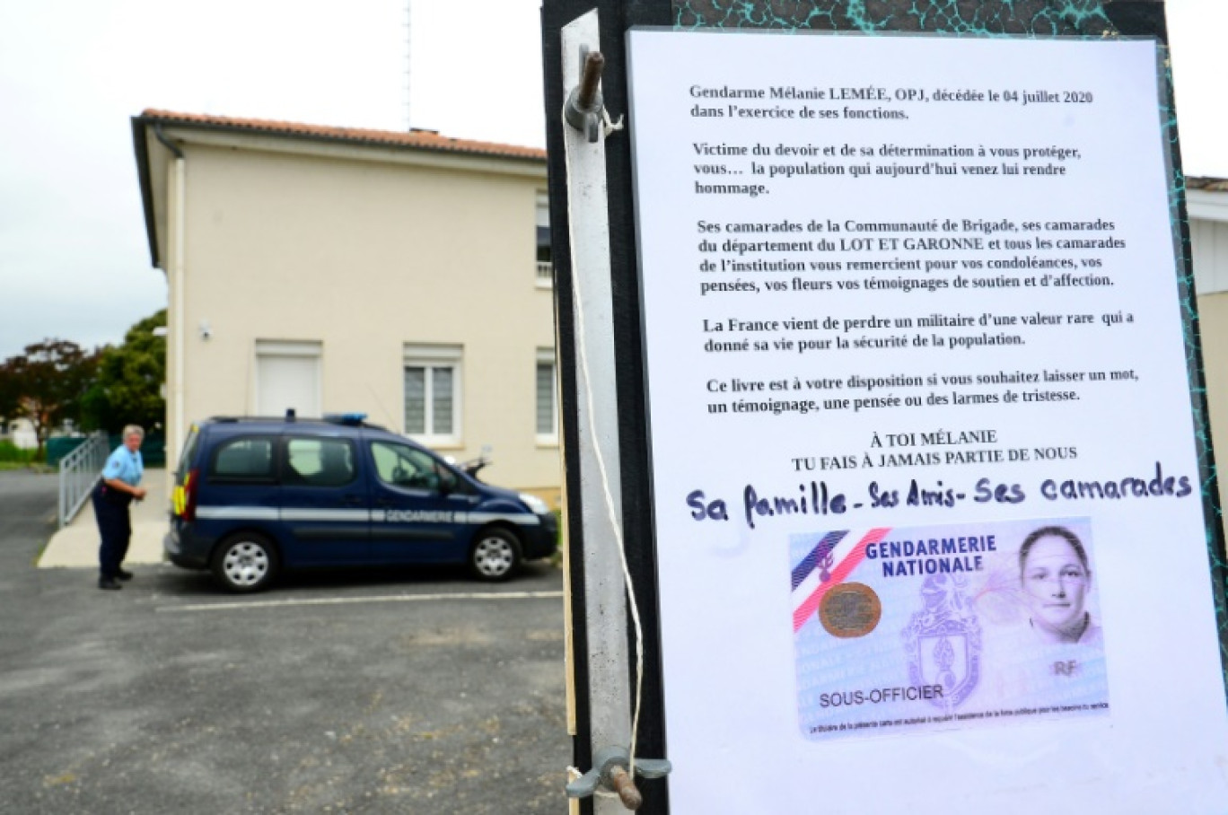 Un livre hommage devant la gendarmerie de L'Aiguillon, le 6 juillet 2020, à la mémoire de la défunte gendarme Mélanie Lemee, mortellement heurtée par une voiture à un poste de contrôle militaire à Port Sainte-Marie, près d'Agen © MEHDI FEDOUACH