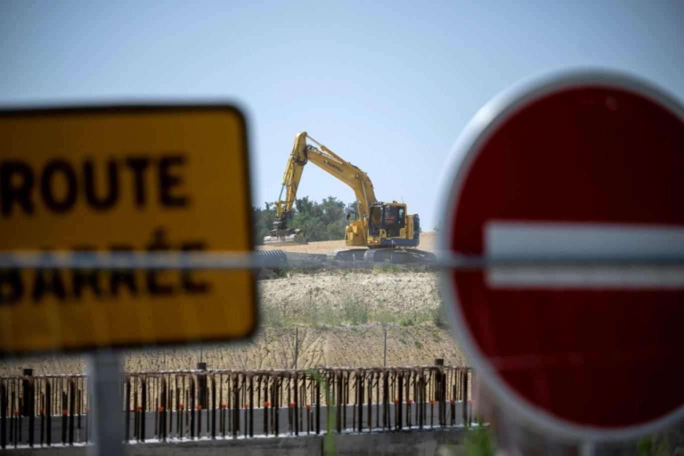 Reprise des travaux sur le chantier de construction du projet d'autoroute A69 près de Saint-Germain-des-Prés, le 24 juin 2025 dans le Tarn © Lionel BONAVENTURE