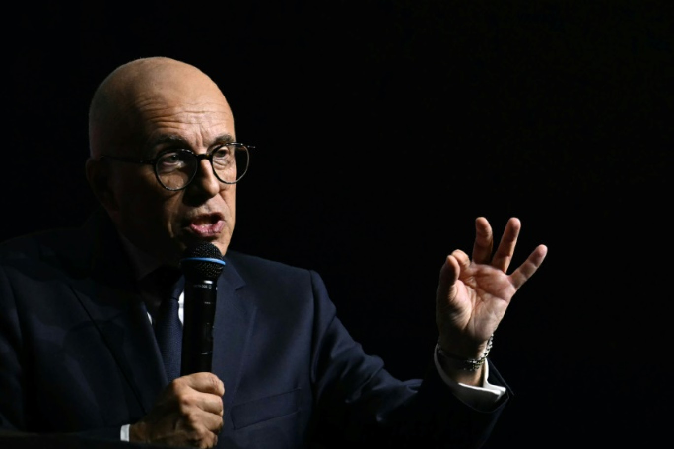 Le président du groupe parlementaire UDR Eric Ciotti s'exprime sur scène au Casino de Paris, à Paris, le 24 juin 2025 © Julie SEBADELHA