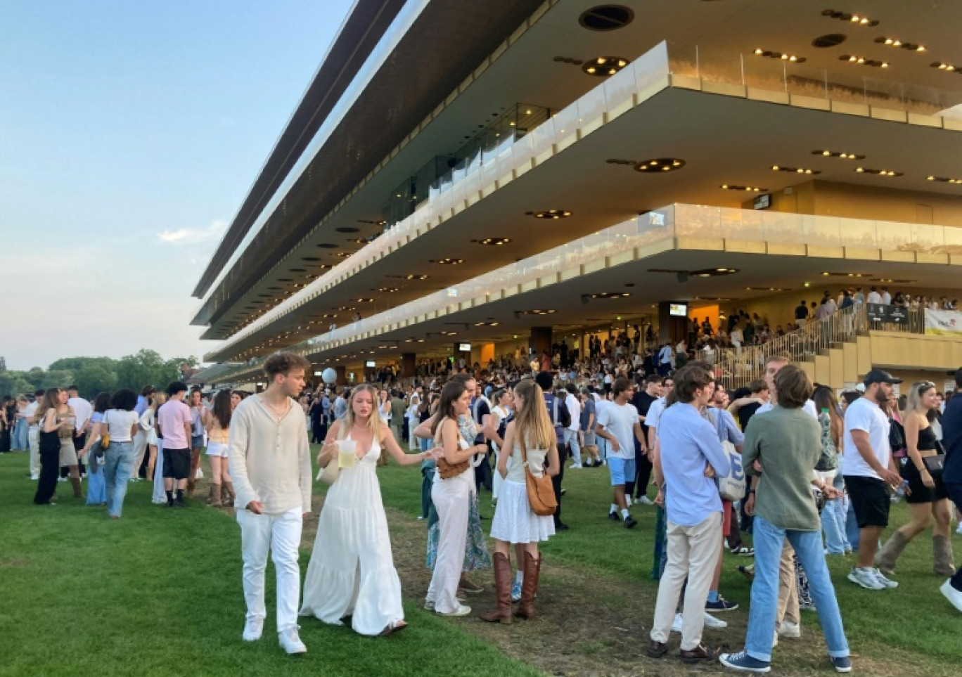 Des jeunes assistent à un événement JeuXdi à l'hippodrome de Longchamp, le 12 juin 2025 à Paris © Sébastien DUVAL