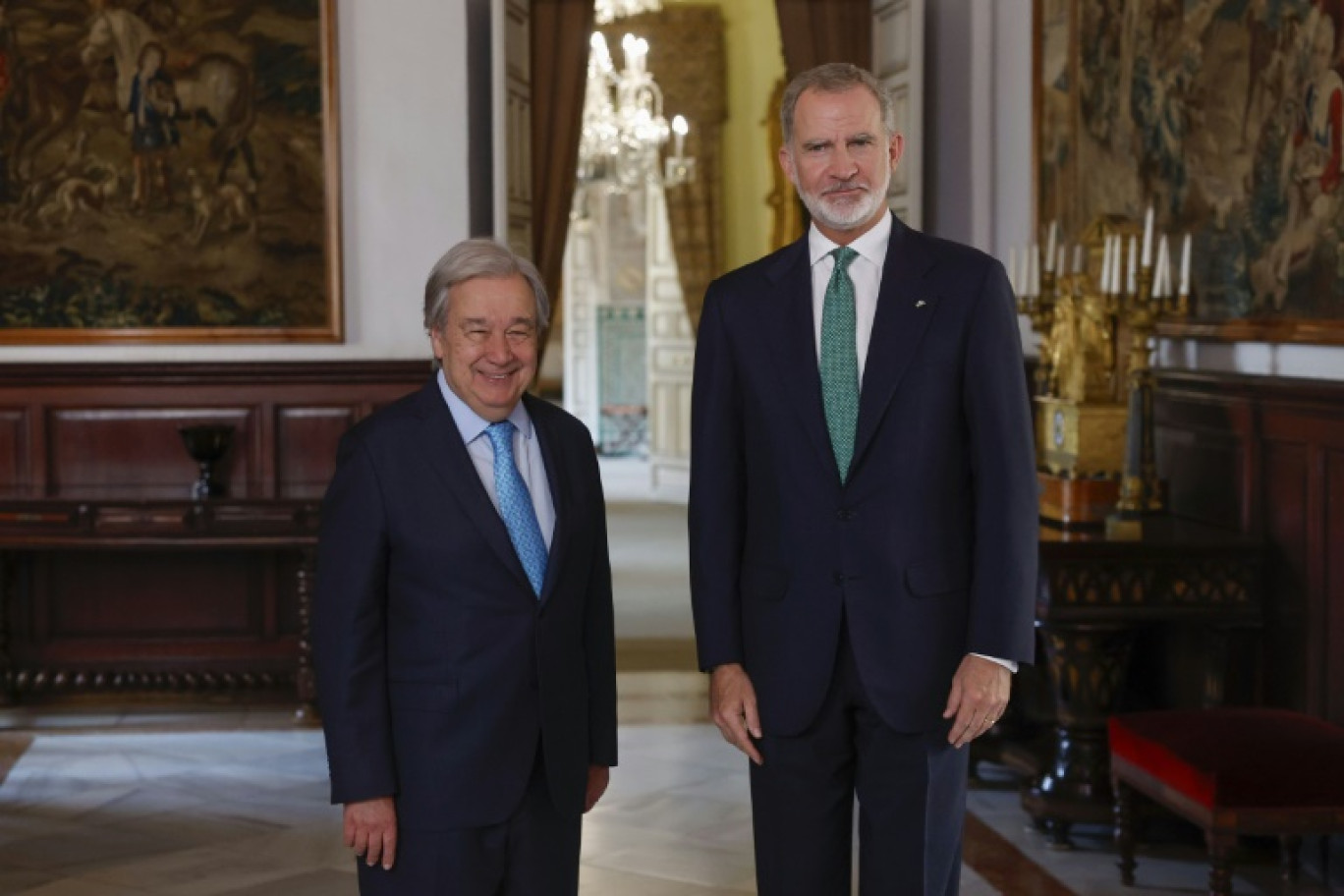 Le roi d'Espagne Felipe VI (d) pose avec le secrétaire général de l'ONU, Antonio Guterres, avant une réunion à la veille de la quatrième conférence internationale des Nations unies sur le financement du développement, à Séville, le 29 juin 2025 © Chema Moya