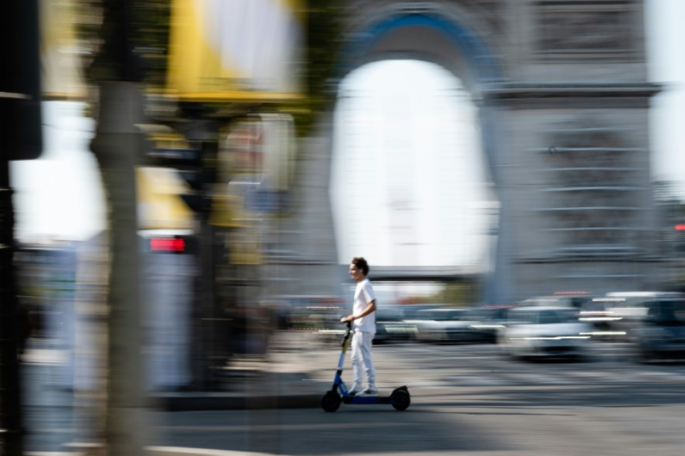 Un homme conduit une trotinette électrique à Paris, le 4 septembre 2021 © -