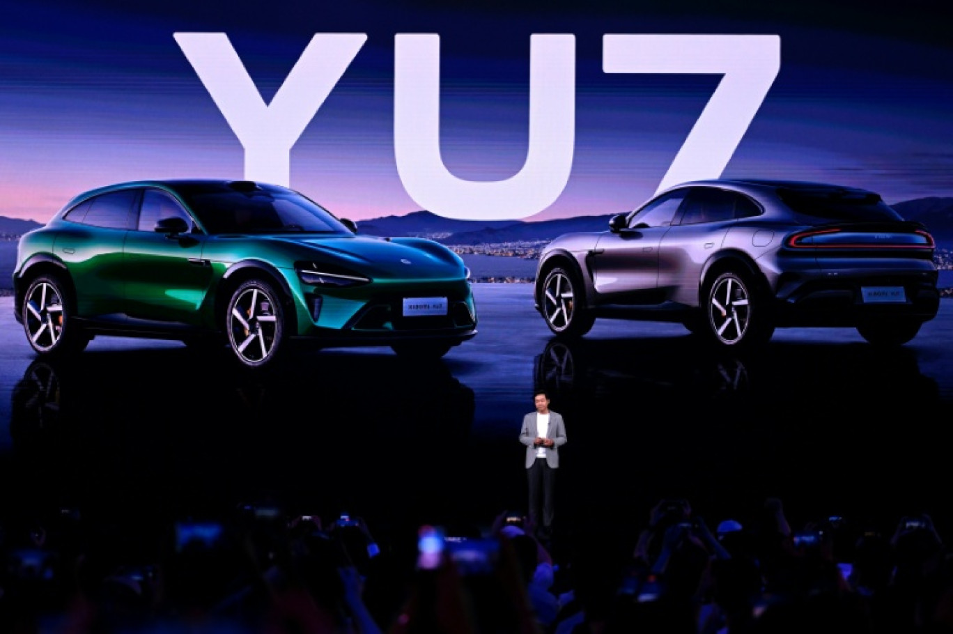 Lei Jun, président-directeur général de la société chinoise d'électronique Xiaomi, présente la voiture Xiaomi YU7 lors d'une cérémonie de lancement à Pékin le 26 juin 2025 © WANG Zhao