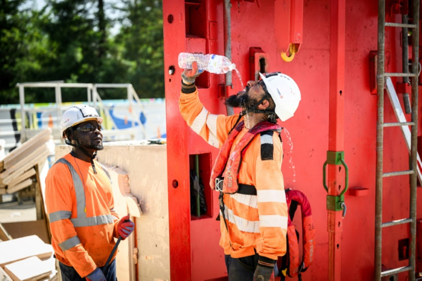 Un travailleur du bâtiment se rafraîchit, à Nantes le 19 juin 2025, lors de la vague de chaleur qui touche la France © Loic VENANCE