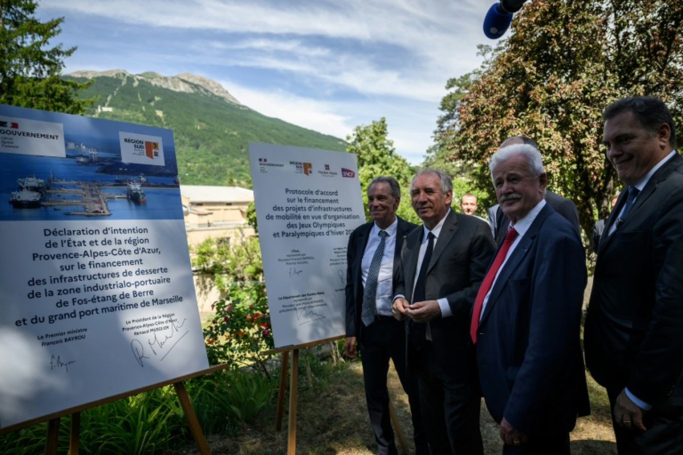 Le Premier ministre François Bayrou (au centre) et le ministre chargé des Transports Philippe Tabarot (à droite) lors de la signature d'un protocole financier pour la mobilité à Briançon, le 27 juin 2025 © JEFF PACHOUD