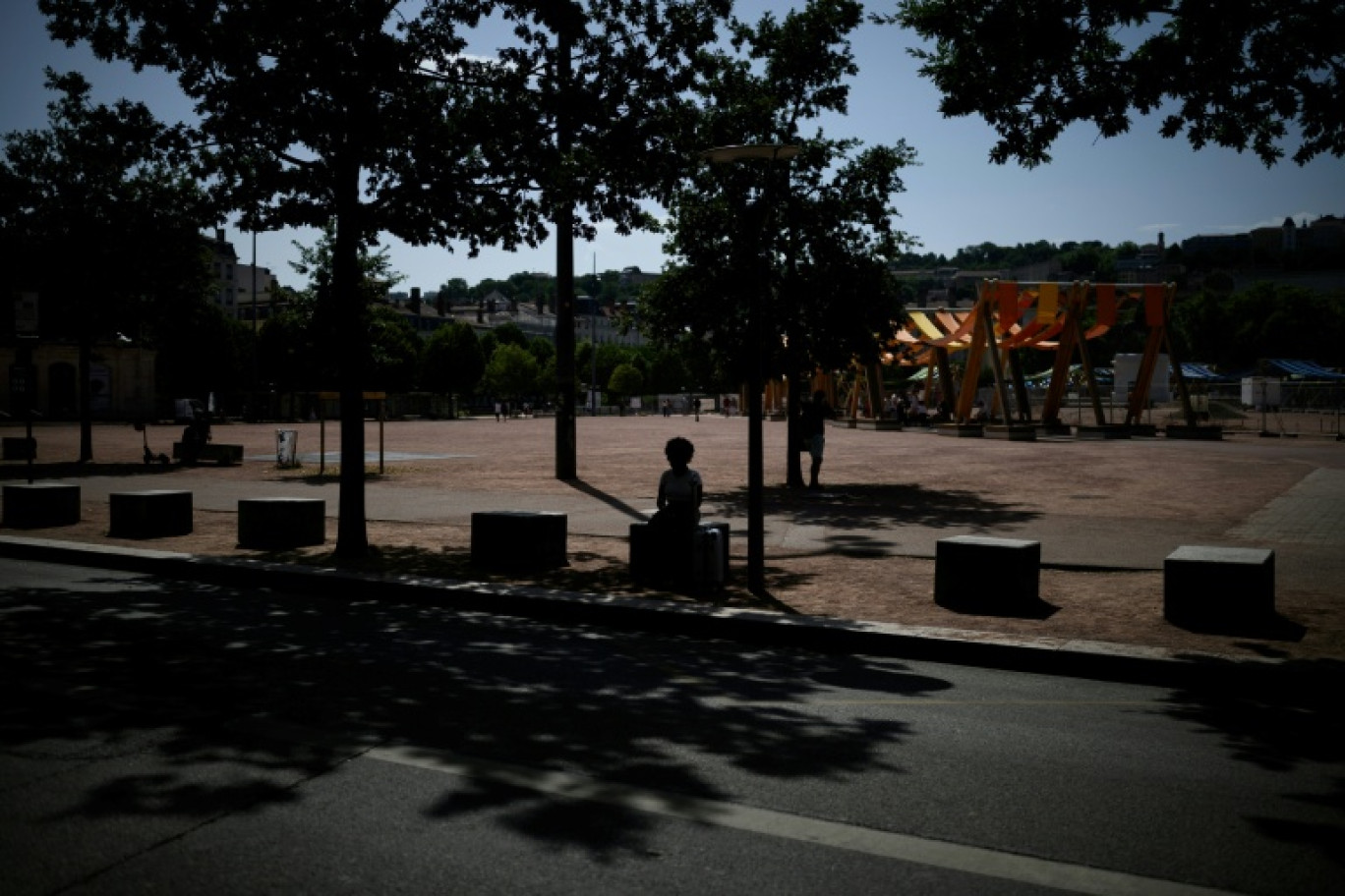 Des personnes se rafraîchissent lors d'une vague de chaleur, le 21 juin 2025 à Paris © ROMAIN PERROCHEAU