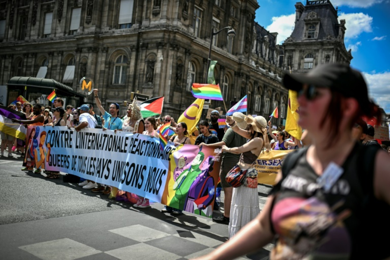 "Contre l'internationale réactionnaire. Queers de tous pays, unissons-nous", clame une banderole lors de la Marche des fiertés 2025 à Paris, le 28 juin 2025 © Julie SEBADELHA
