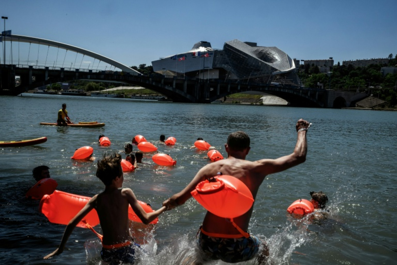 Des personnes se baignent Lyon le 29 juin 2025 © JEFF PACHOUD
