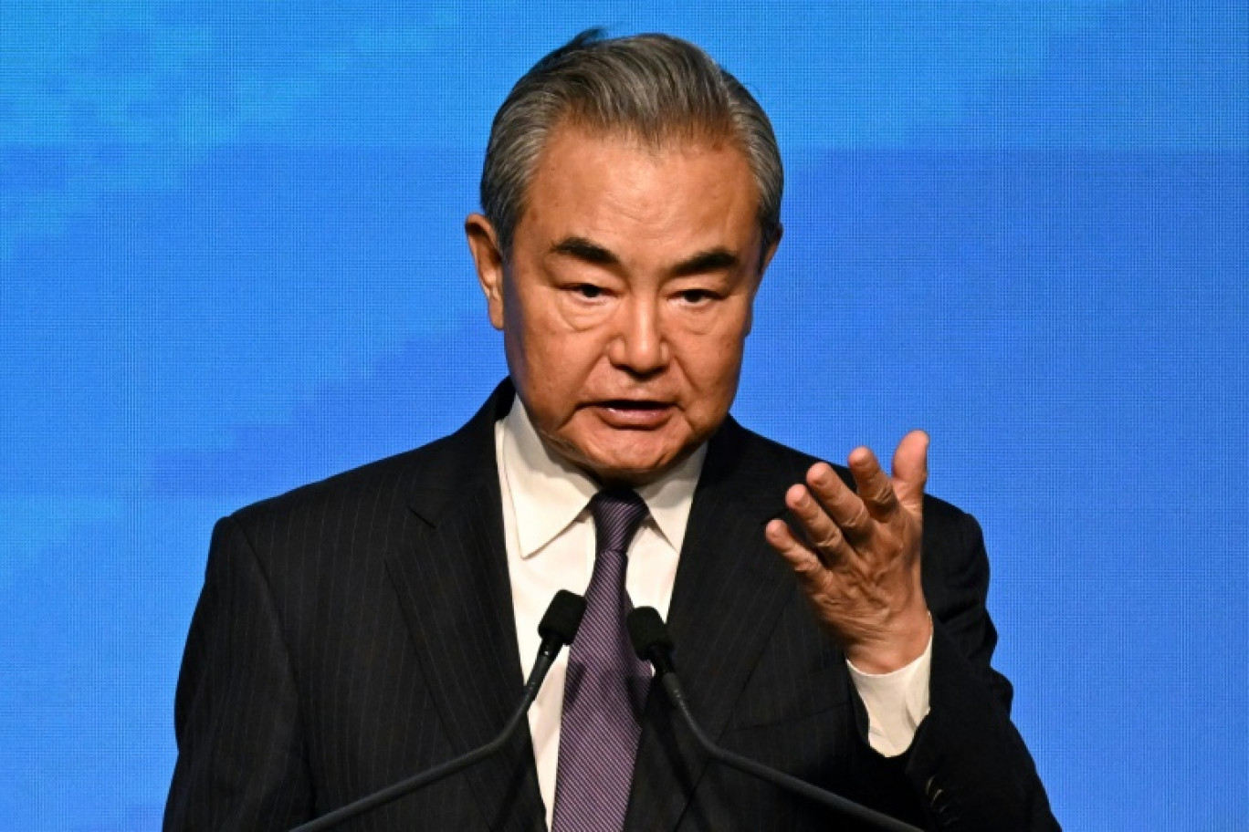 Le ministre chinois des Affaires étrangères, Wang Yi, prend la parole lors de la cérémonie de signature de la Convention sur la création de l'Organisation internationale pour la médiation (IOMed) à Hong Kong, le 30 mai 2025 © Peter PARKS