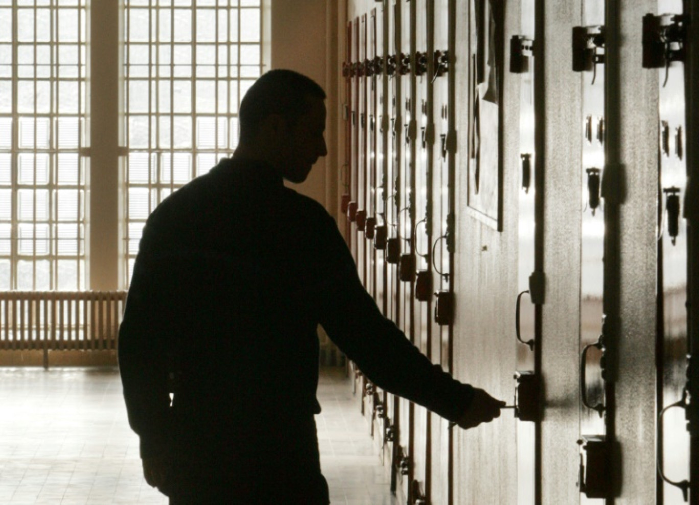 Un gardien de prison ouvre la porte d'une cellule, le 31 janvier 2006 à la centrale de Clairvaux dans l'Aude © JACK GUEZ
